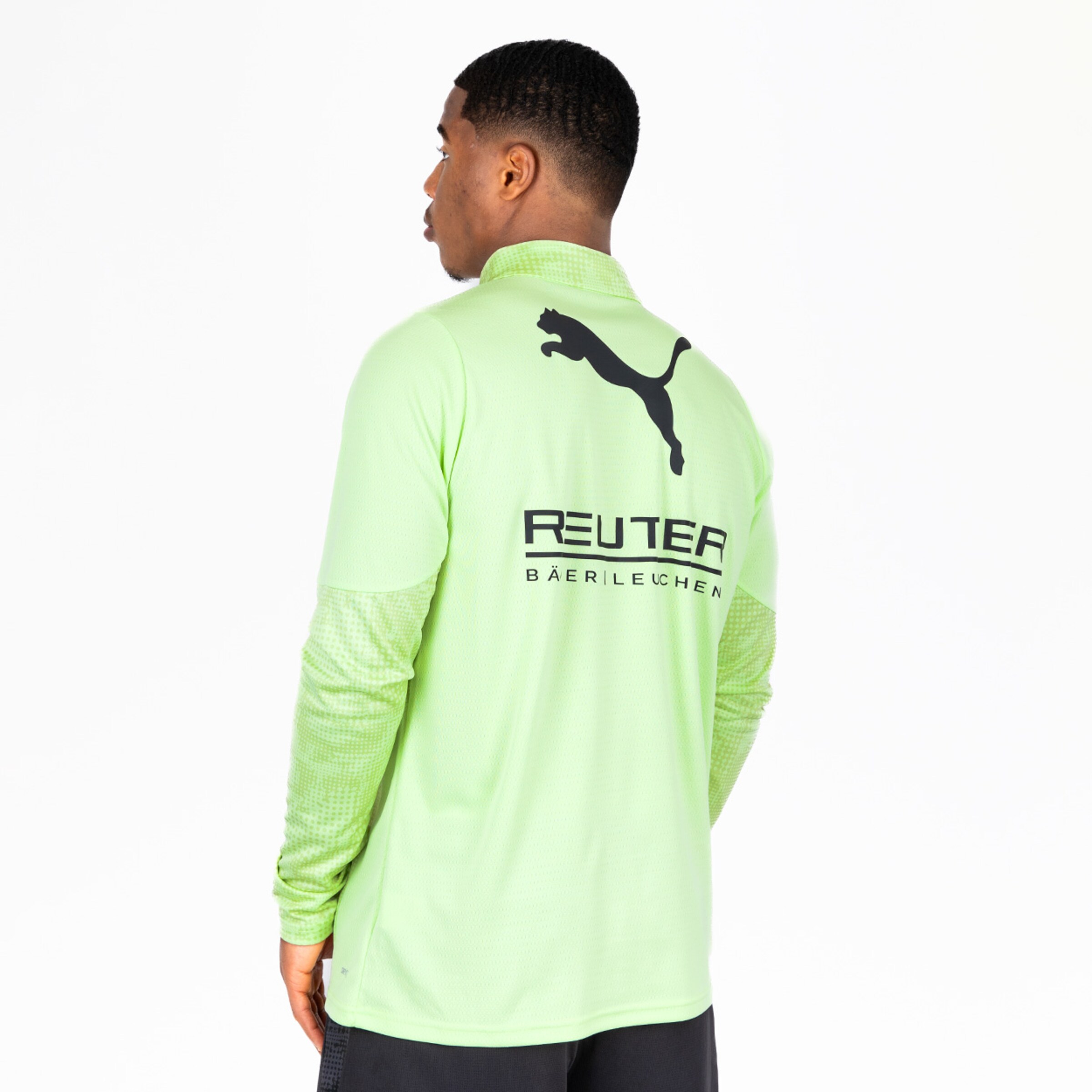 Langarmtrikot in grün mit Puma-Logo und Aufschrift REUTER Bäerileuchten hinten.