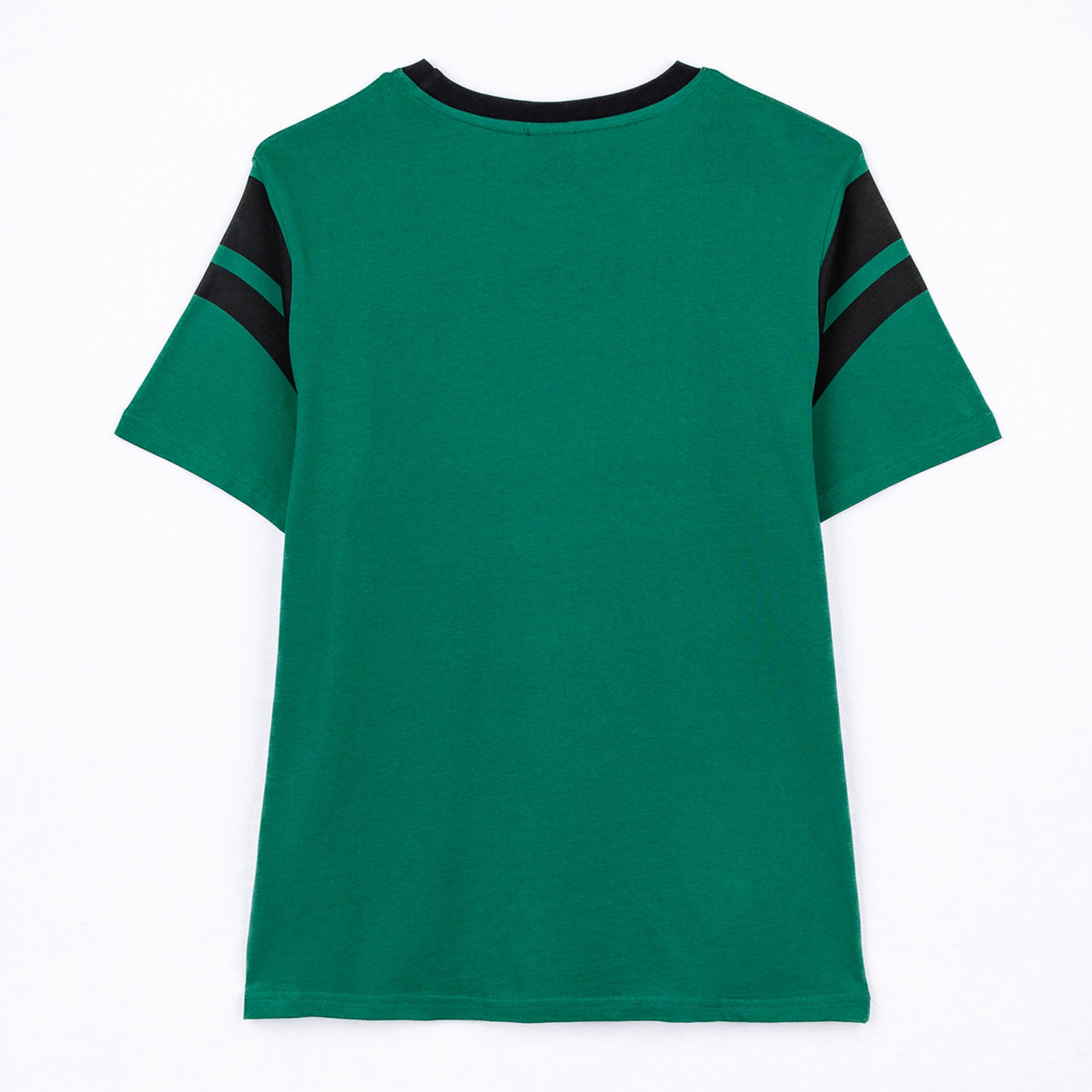 Rückenansicht eines einfarbig grünen kurzärmeligen T-Shirts mit schwarzen Bändern an den Schultern und Ärmeln sowie einem schwarzen Rundhalsausschnitt, flach auf einem weißen Hintergrund liegend.