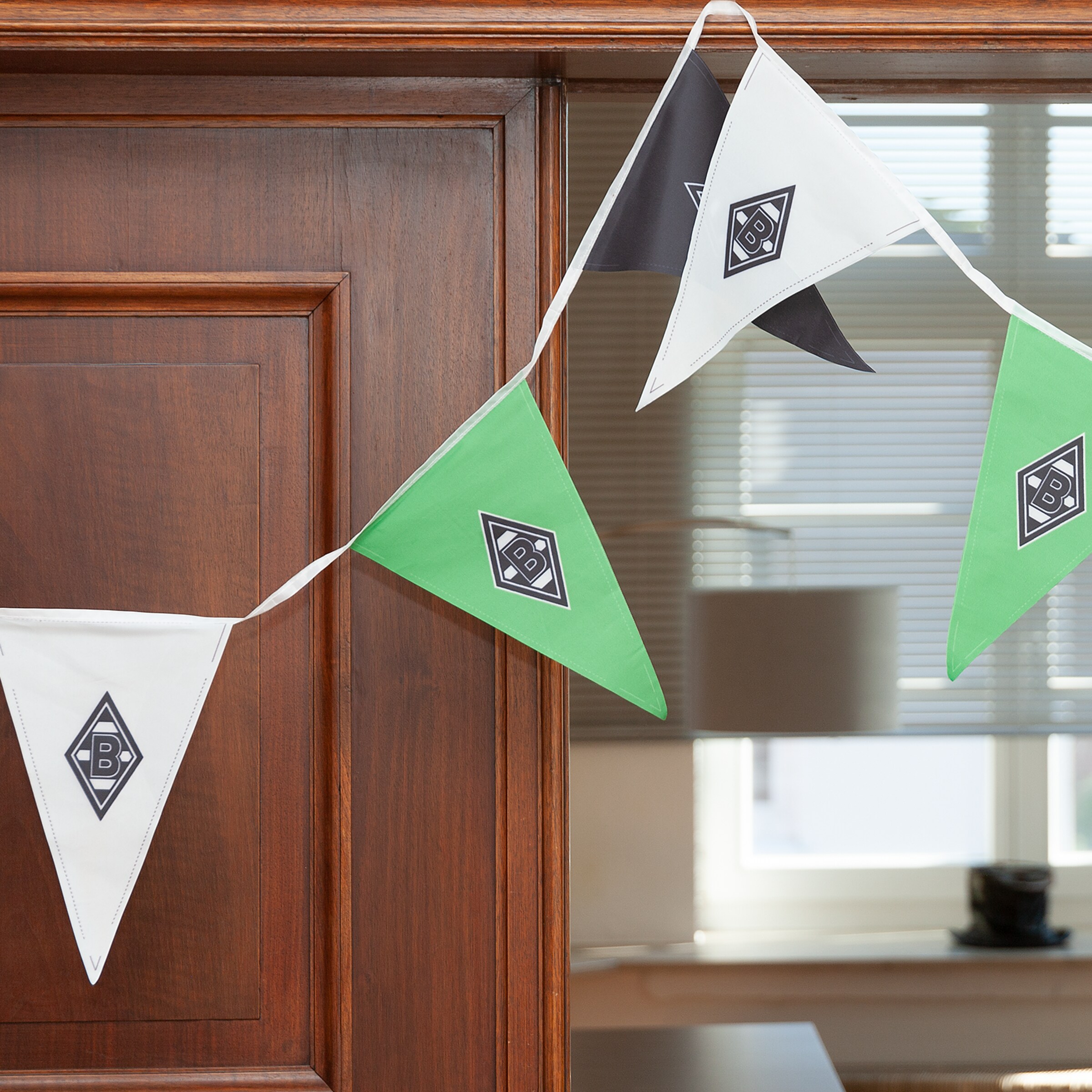 Wimpelgirlande mit Borussia Mönchengladbach-Logo in Schwarz Weiß und Grün.