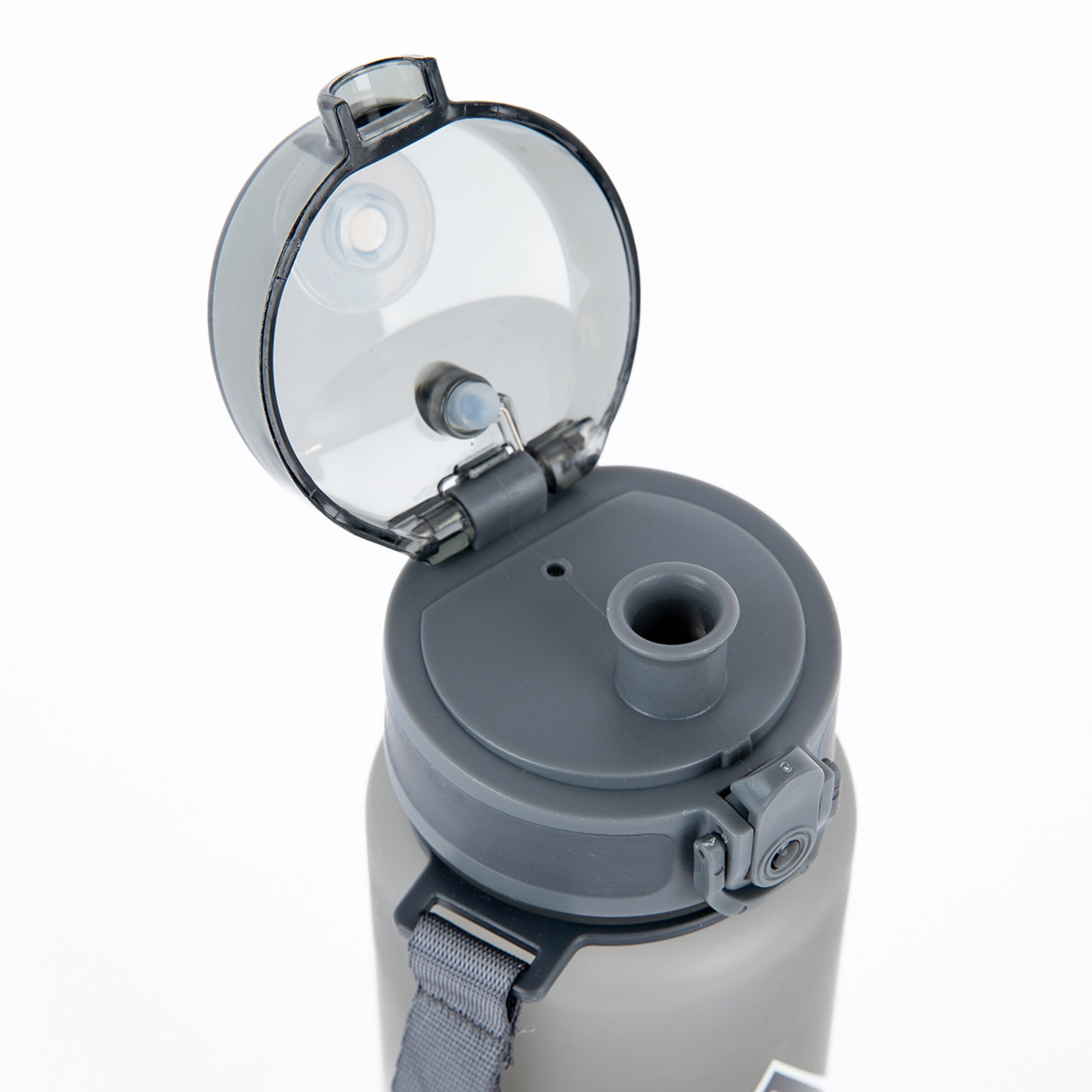 Graue Wasserflasche mit offenem Deckel und Trinköffnung.