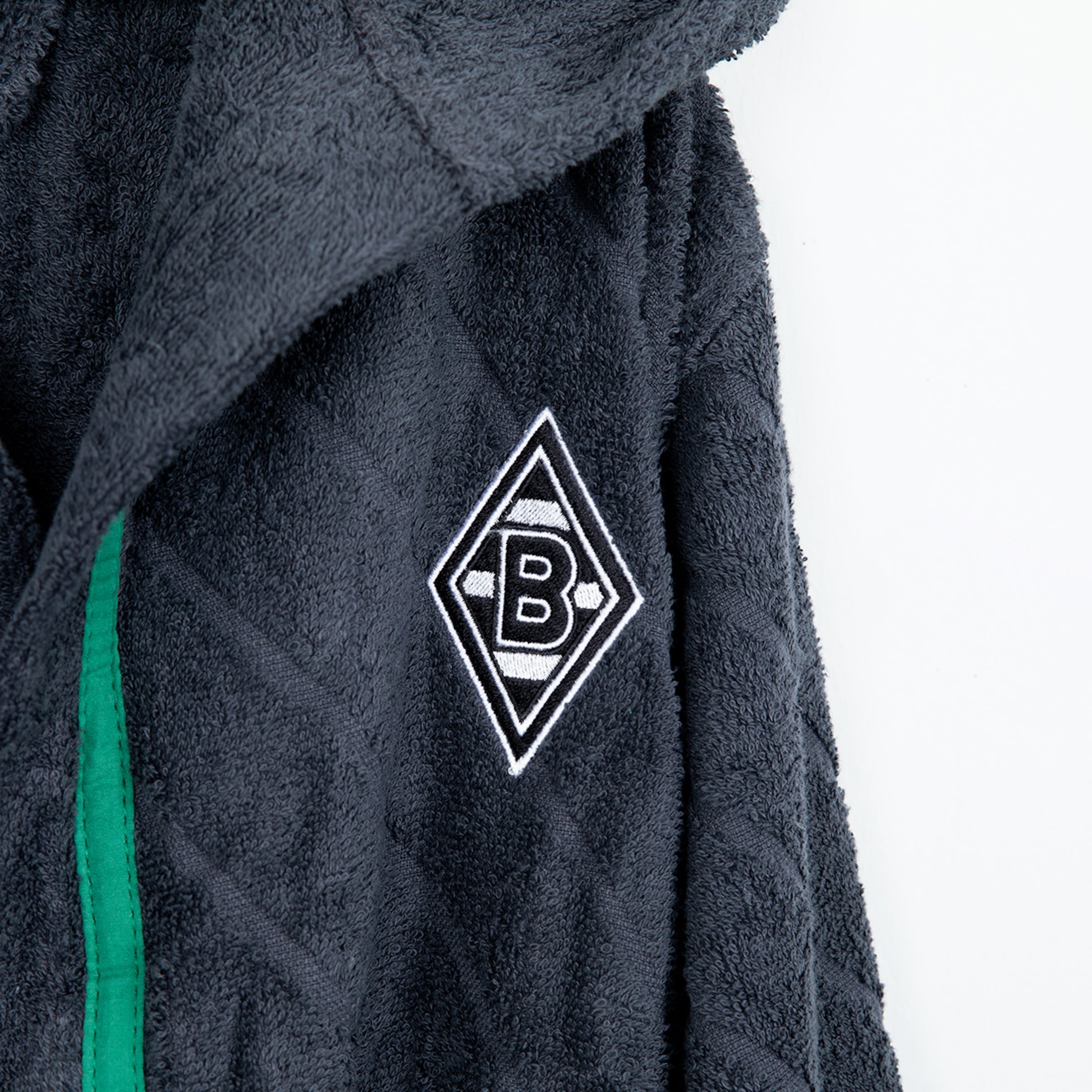 Nahaufnahme eines grauen Frottee-Bademantels mit Borussia Mönchengladbach Logo und grünem Akzentstreifen.