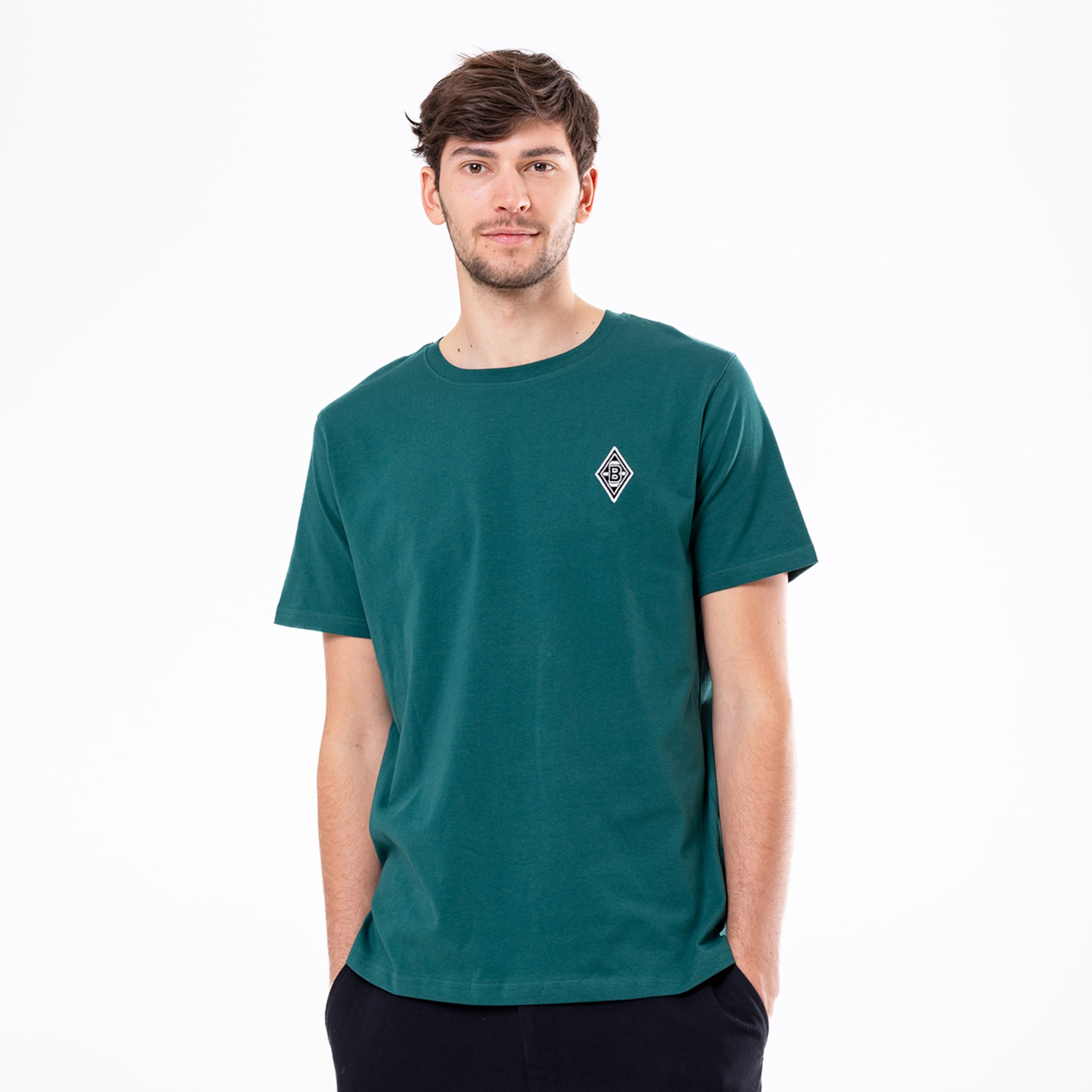 Grünes T-Shirt mit Borussia Mönchengladbach-Logo Träger steht aufrecht und schaut in die Kamera.