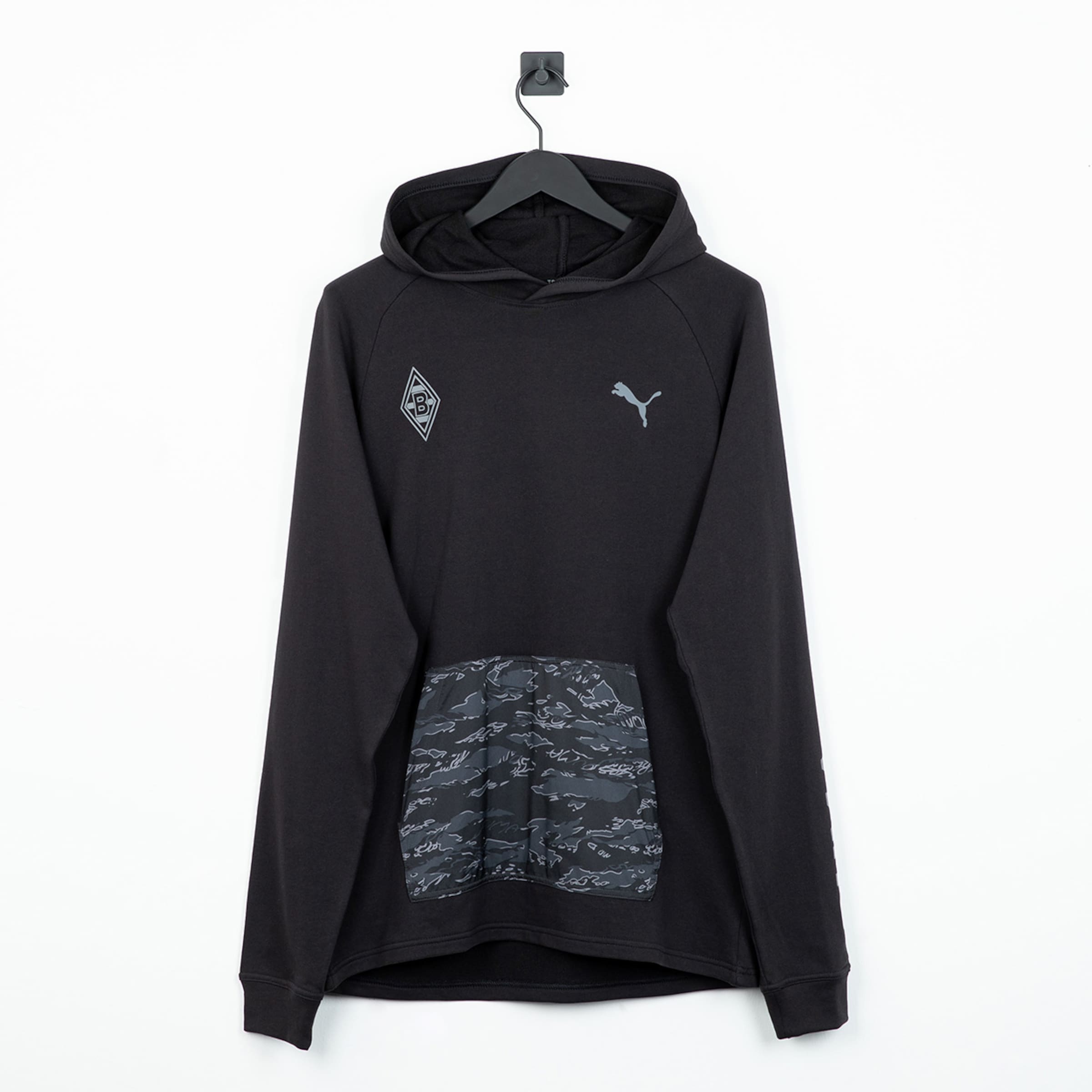 Schwarzer Puma Hoodie von Borussia Mönchengladbach mit grau gemusterter Bauchtasche und Vereinslogo auf der Brust.