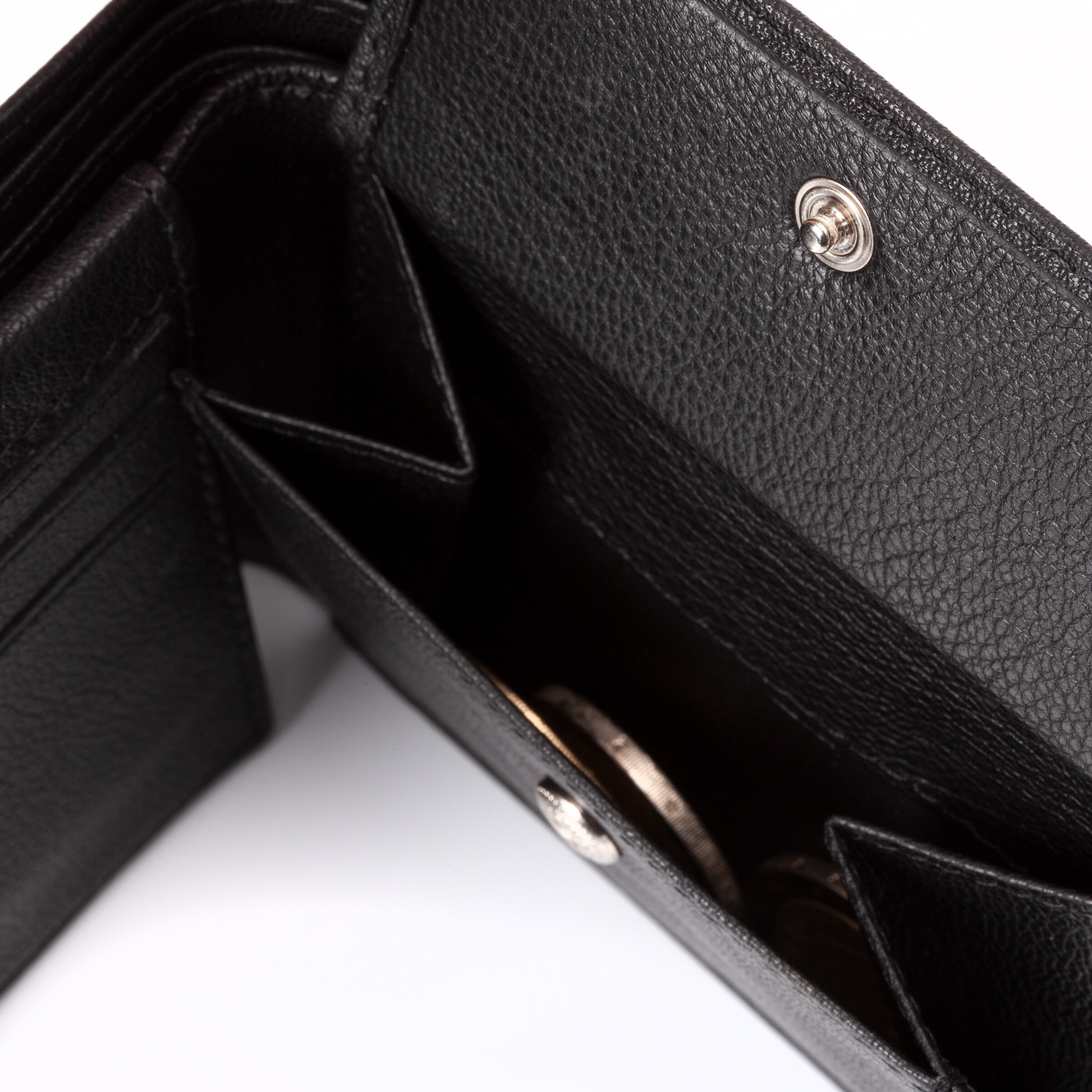 Schwarzes Geldbörseninnere mit Sicht auf Fächer und Münzfach.