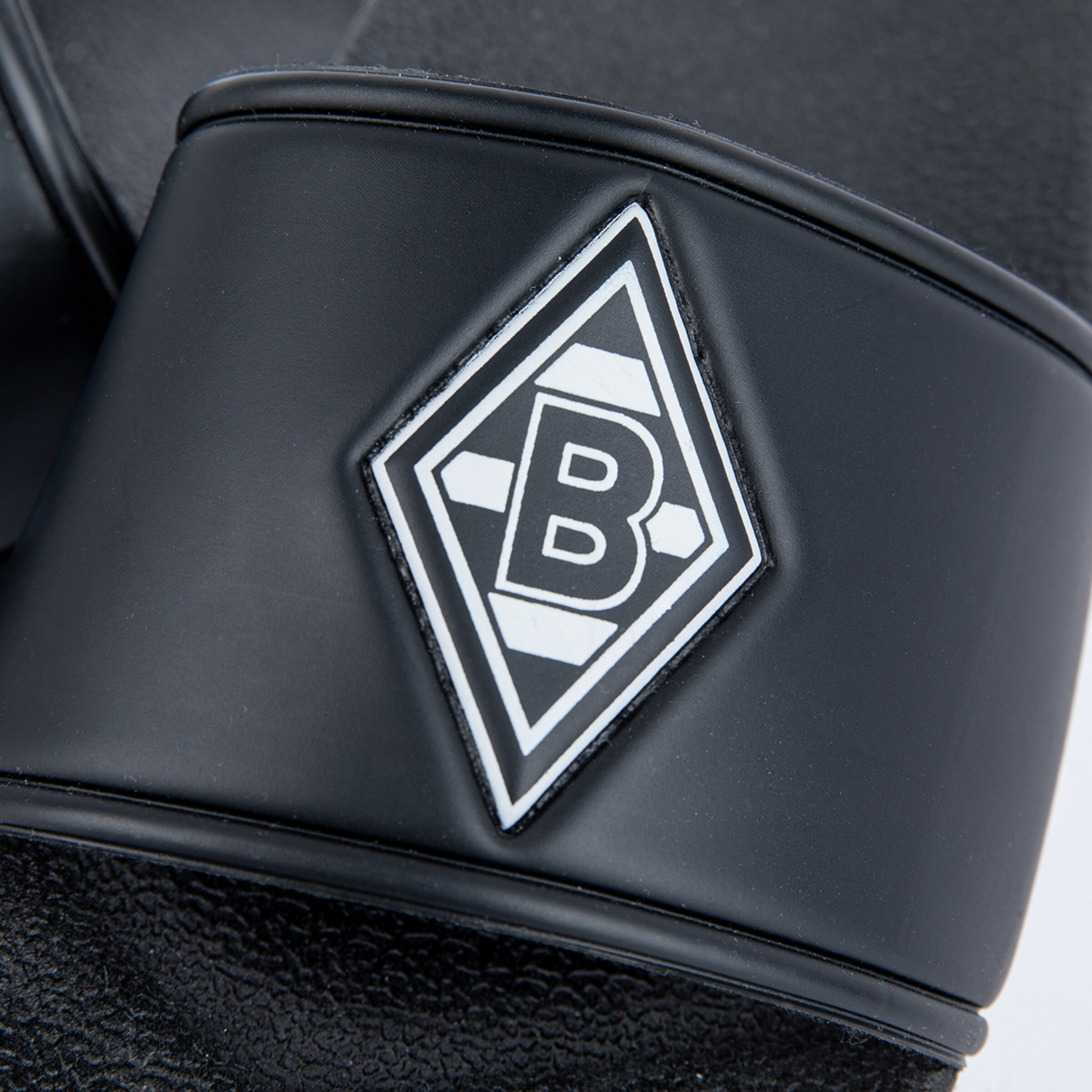 Schwarz-weißer Borussia Mönchengladbach Logo auf einem Sportartikel