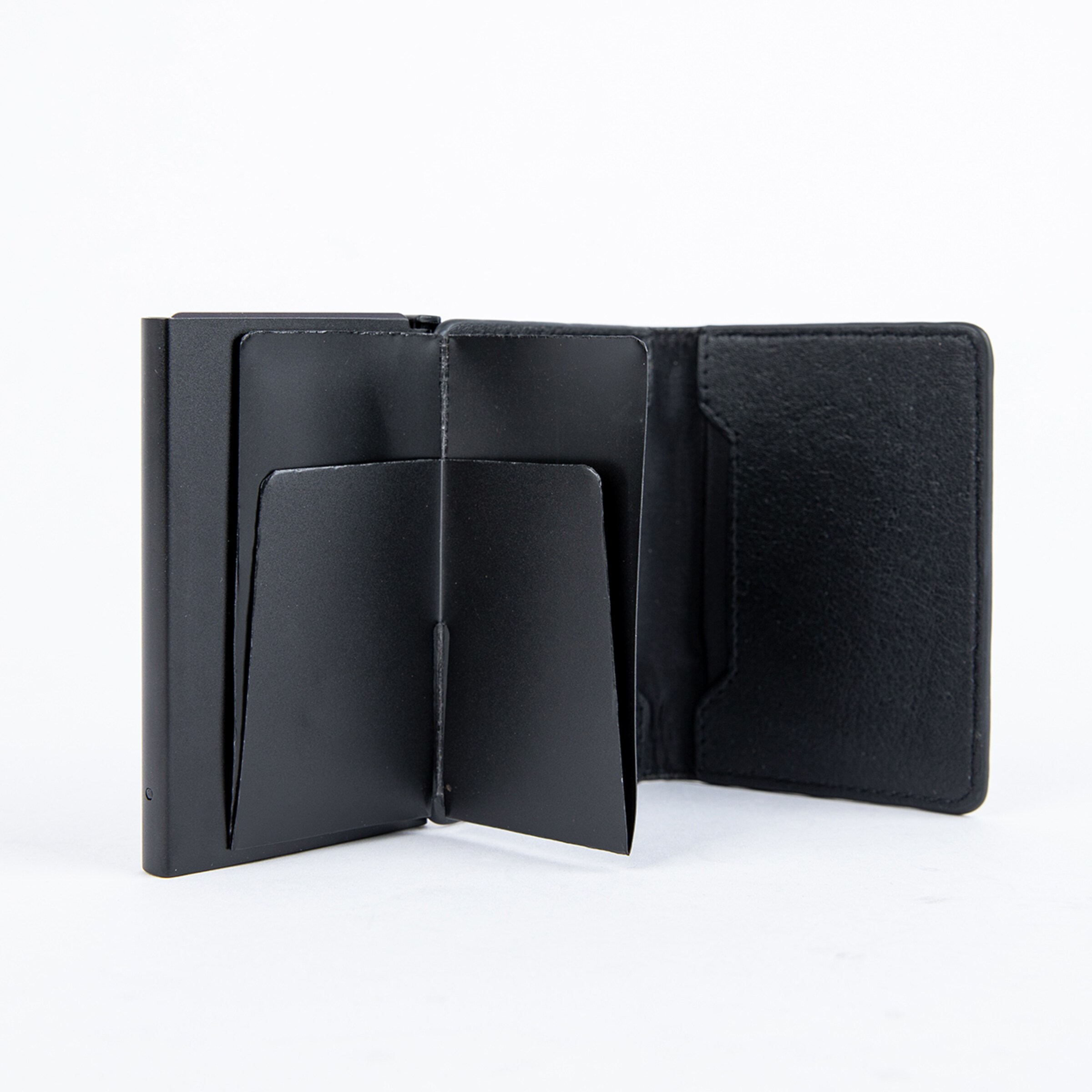 Schwarze Geldbörse mit mehreren Kartenfächern offen gezeigt.