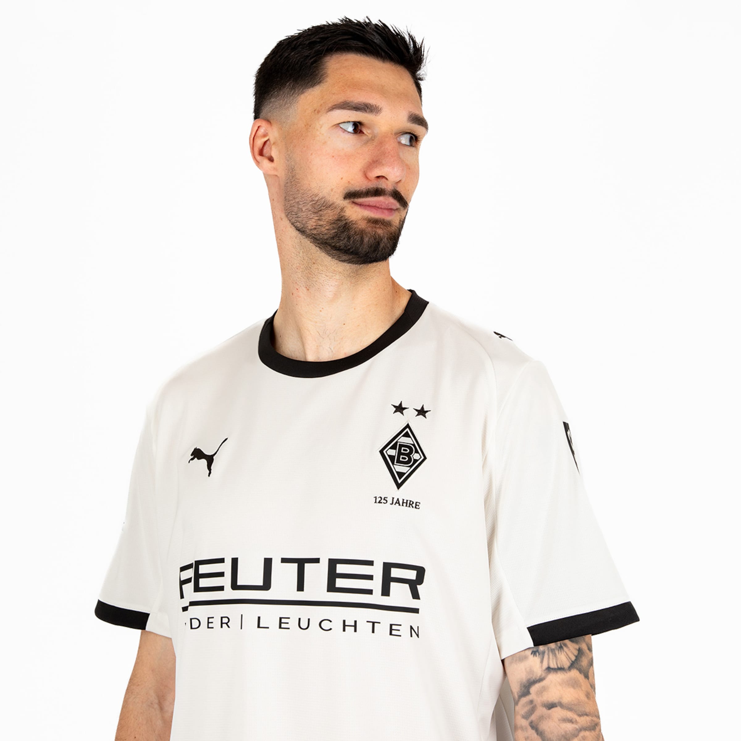Spieler trägt ein Borussia Mönchengladbach Trikot in Weiß mit schwarzen Details und Sponsorenlogo.