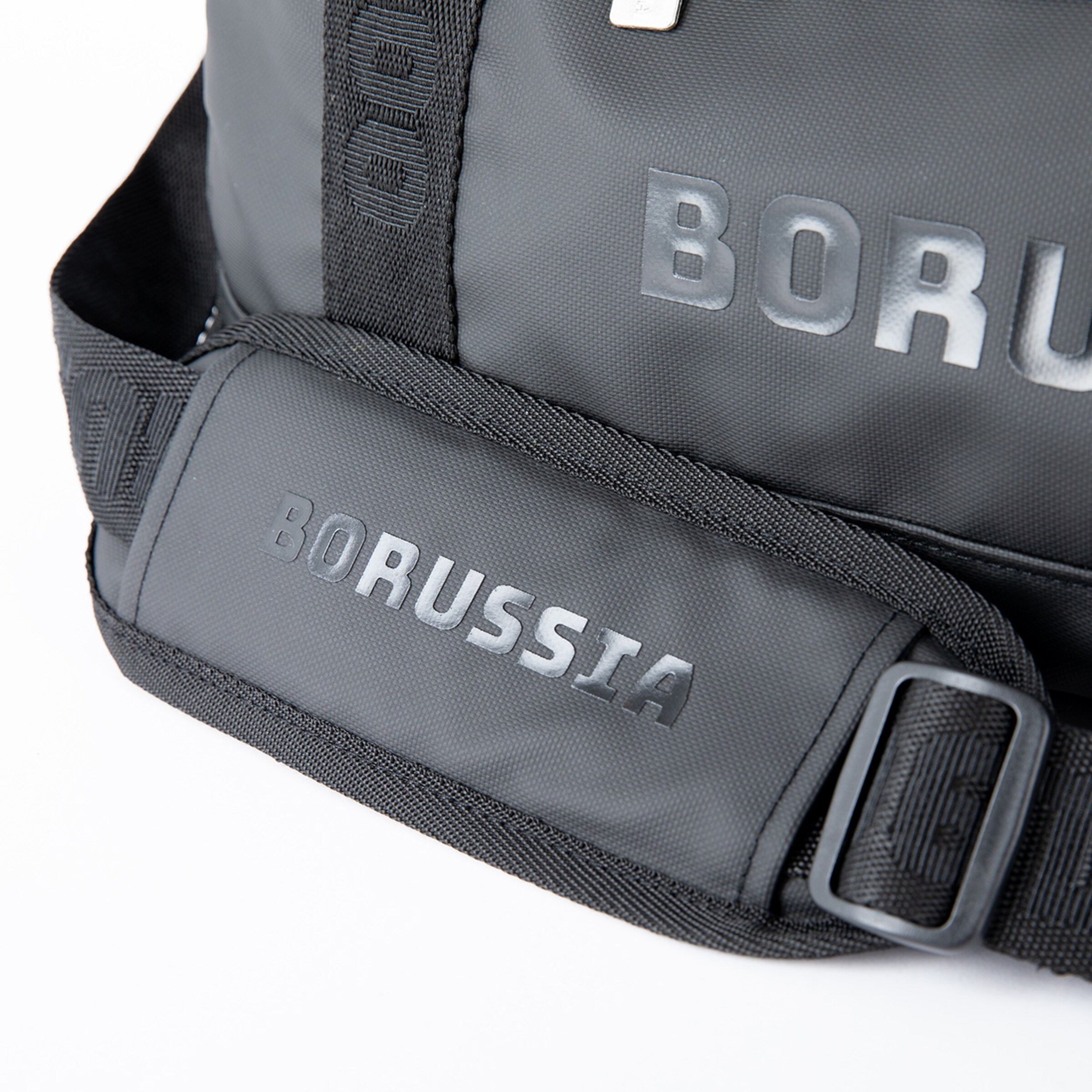 Schulterriemen einer Sporttasche mit Aufschrift BORUSSIA.