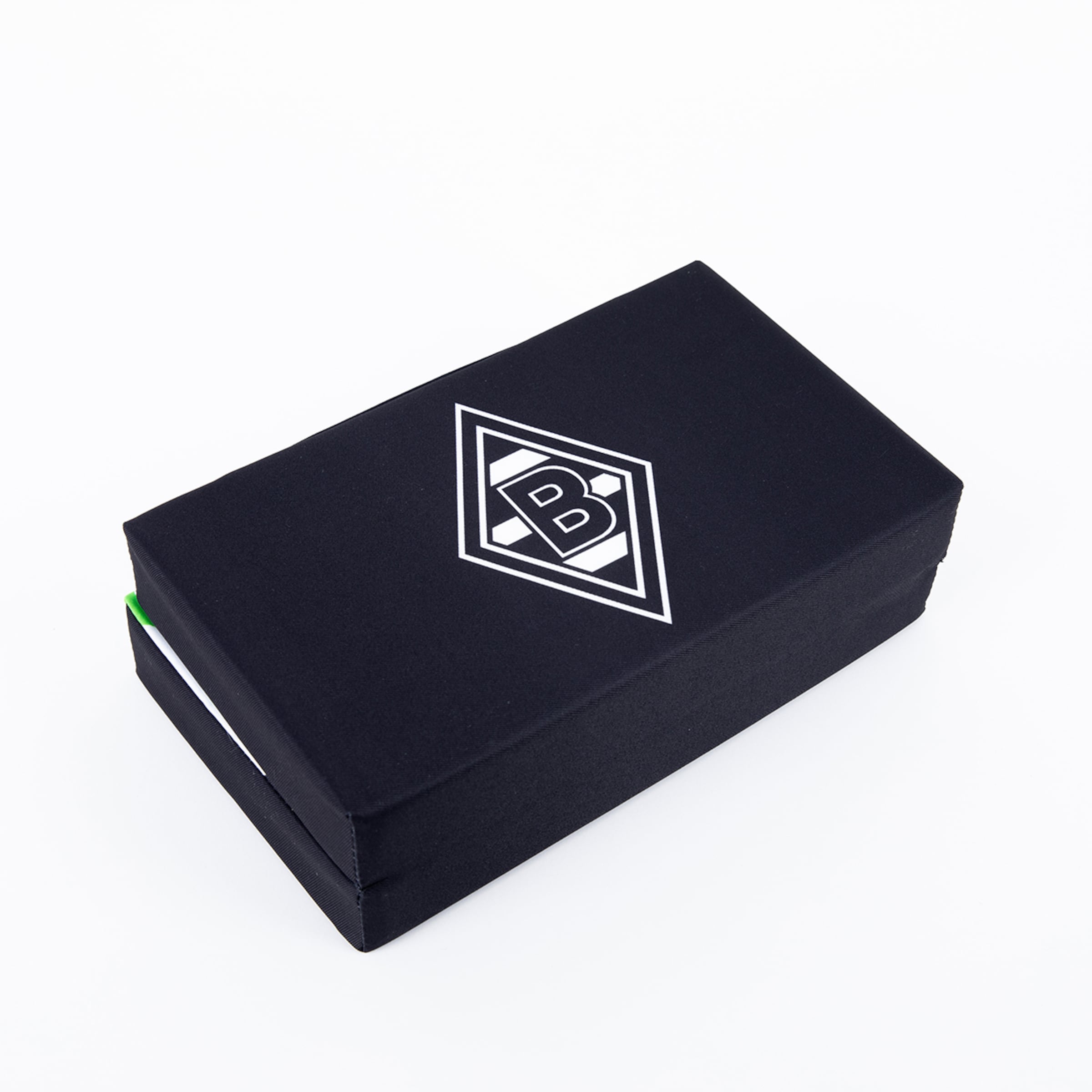 Schwarze rechteckige Box mit dem weißen Rauten-Logo von Borussia Mönchengladbach auf dem Deckel, vor weißem Hintergrund.