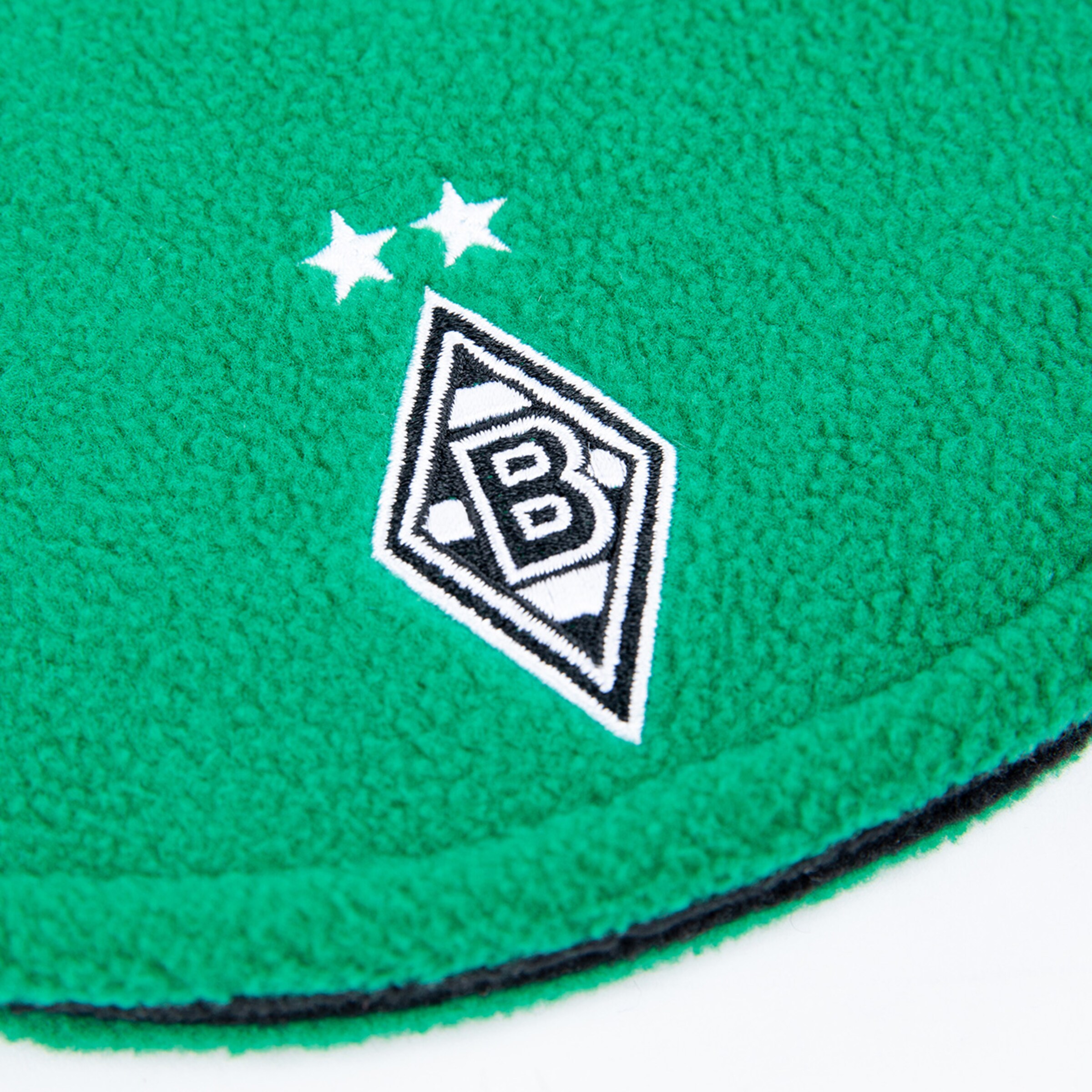 Grünes Fließmaterial mit dem Logo von Borussia Mönchengladbach und zwei Sternen.