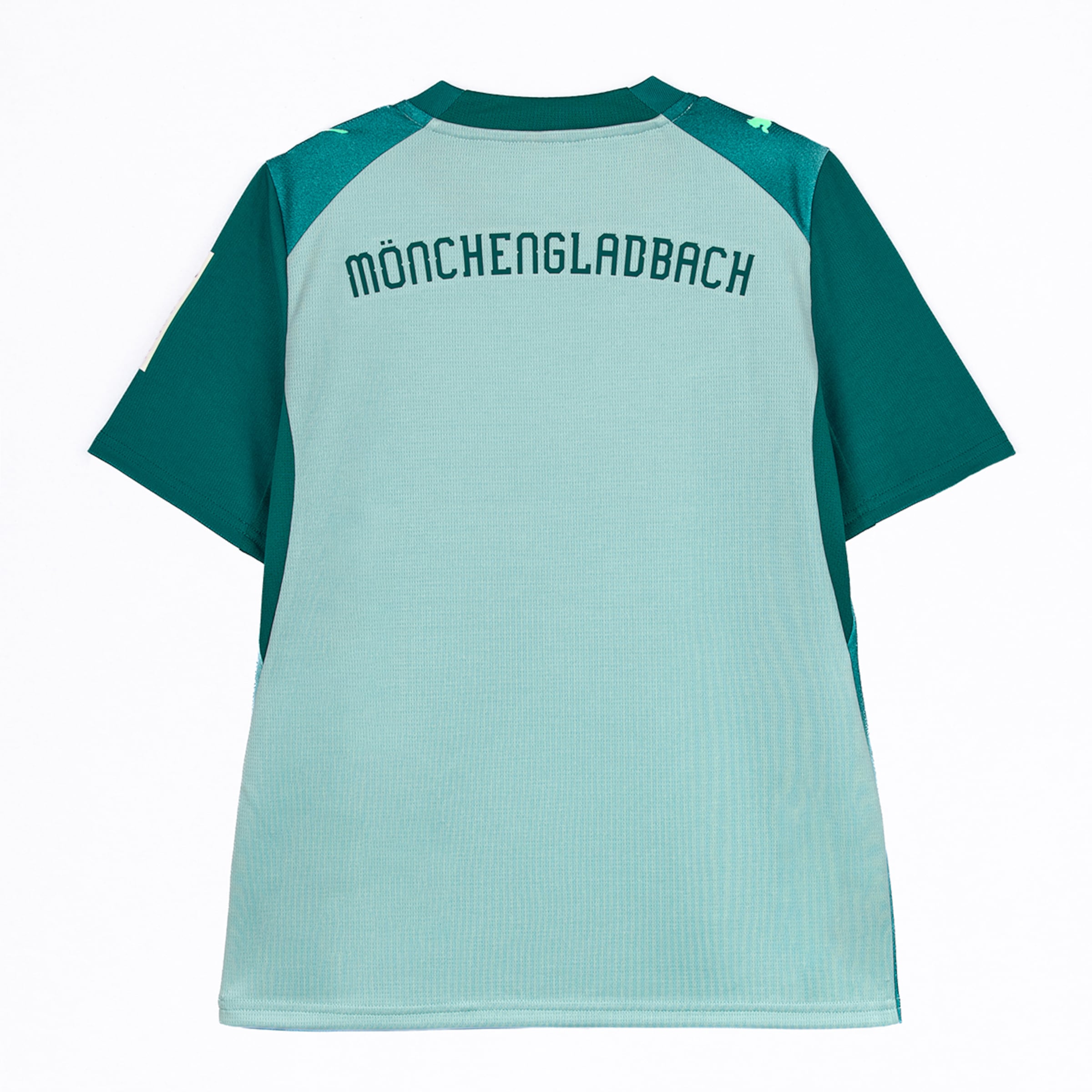 Rückenansicht eines helltürkisen Fußballtrikots mit dunkelgrünen Ärmeln und Kragen. Quer über die Schultern steht in Großbuchstaben „MÖNCHENGLADBACH“.