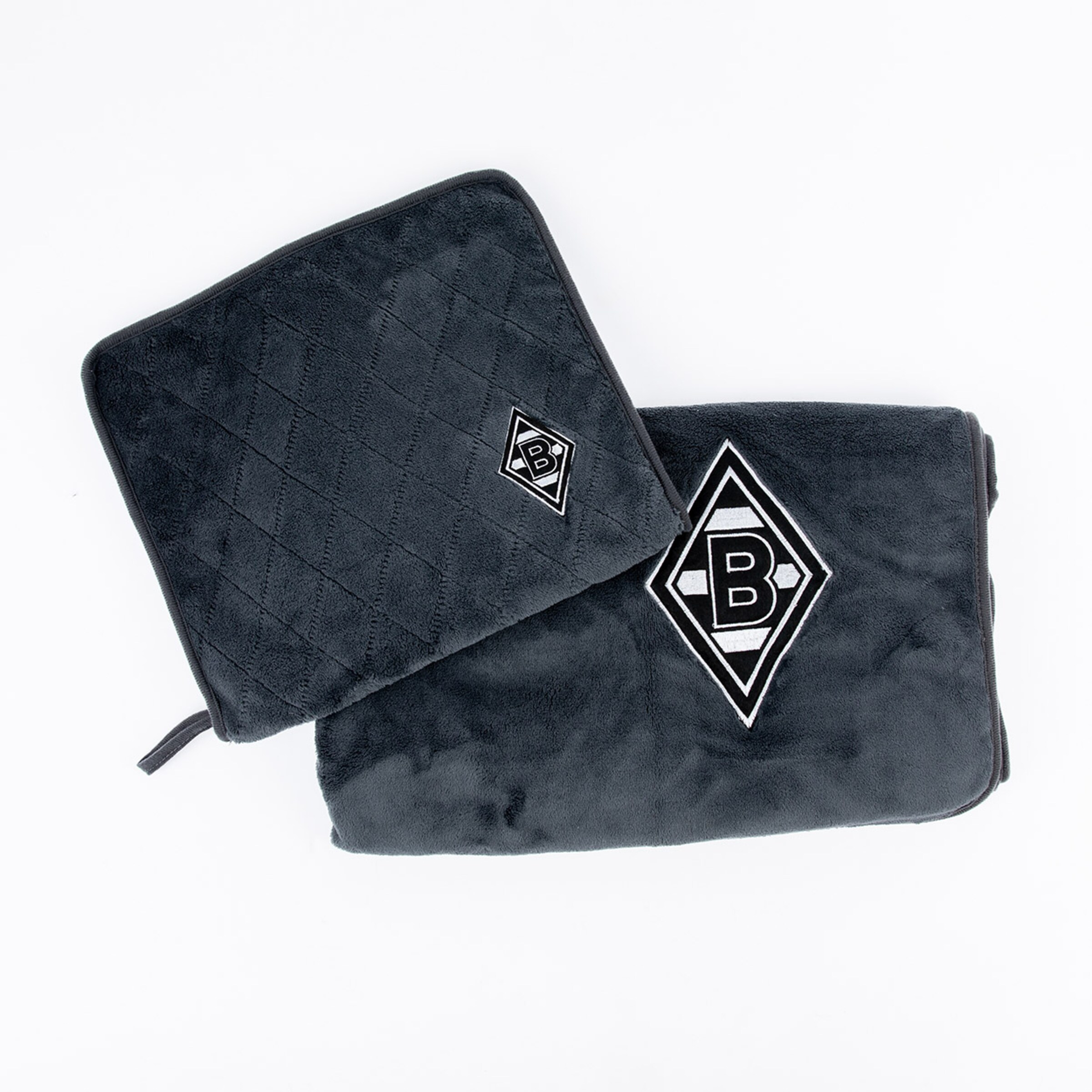 Schwarze Decke und Kissenbezug mit Borussia Mönchengladbach-Logo.