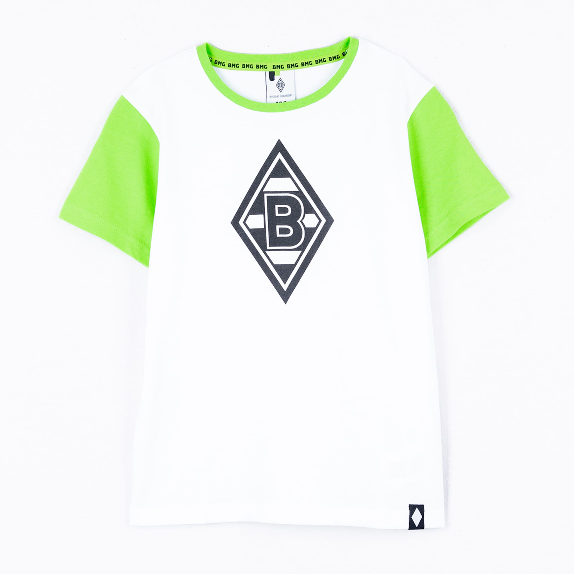 Weißes T-Shirt mit grünen Ärmeln und schwarzem Borussia Mönchengladbach Logo.