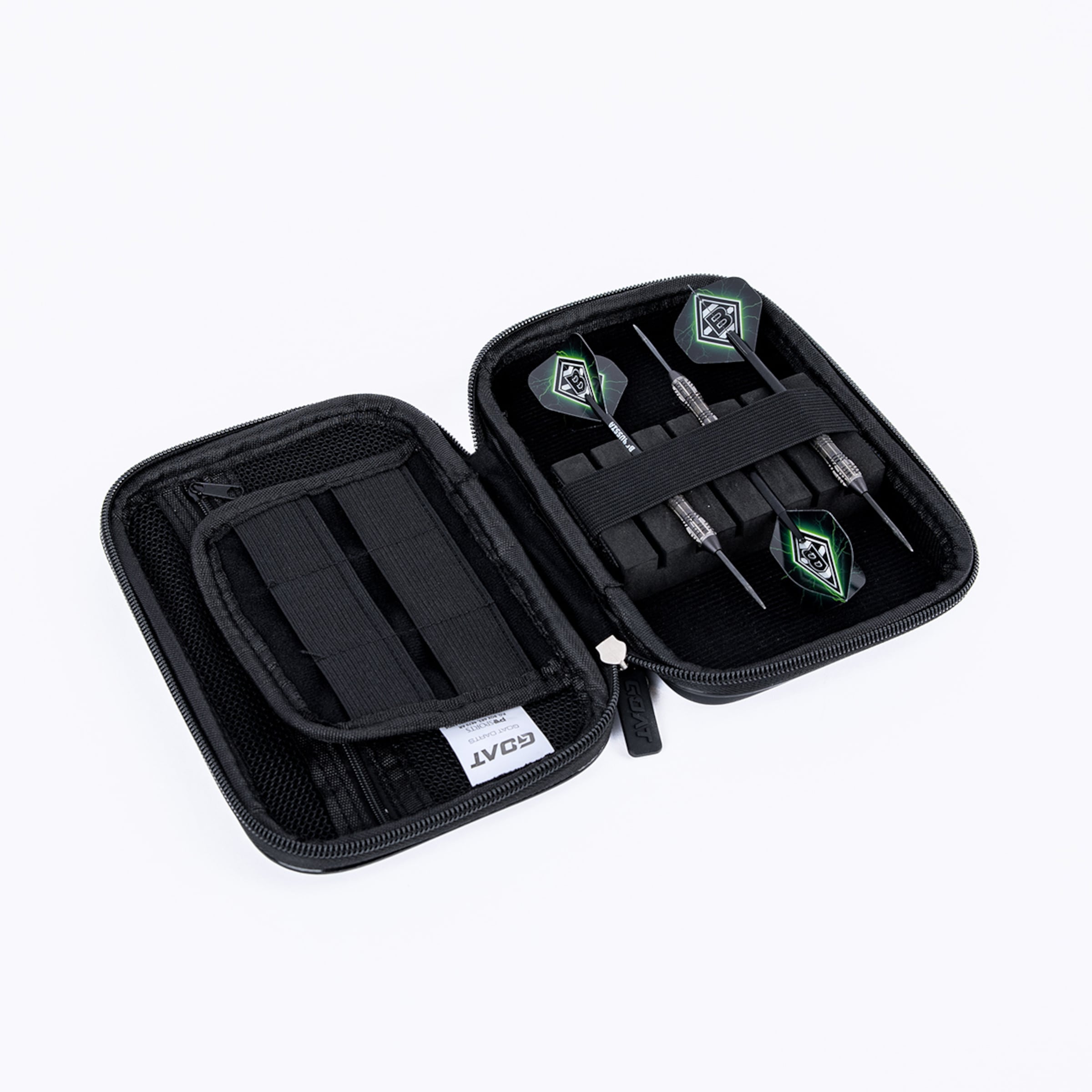 Offenes schwarzes GOAT Dart-Etui mit drei Darts in einer Schaumstoffeinlage. Links befinden sich Netztaschen und Riemen für Zubehör.