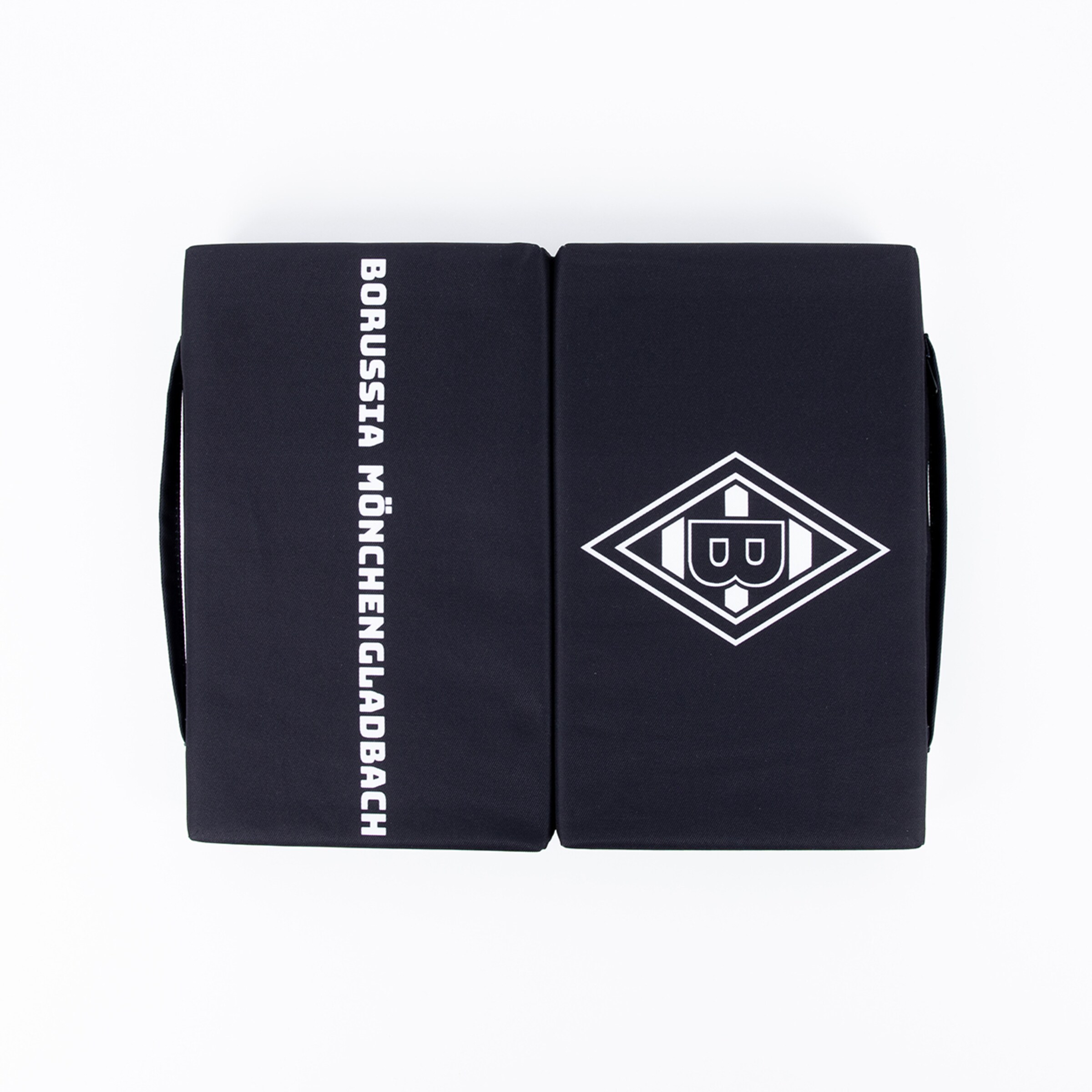 Schwarze Sporttasche mit dem Logo von Borussia Mönchengladbach und Schriftzug.