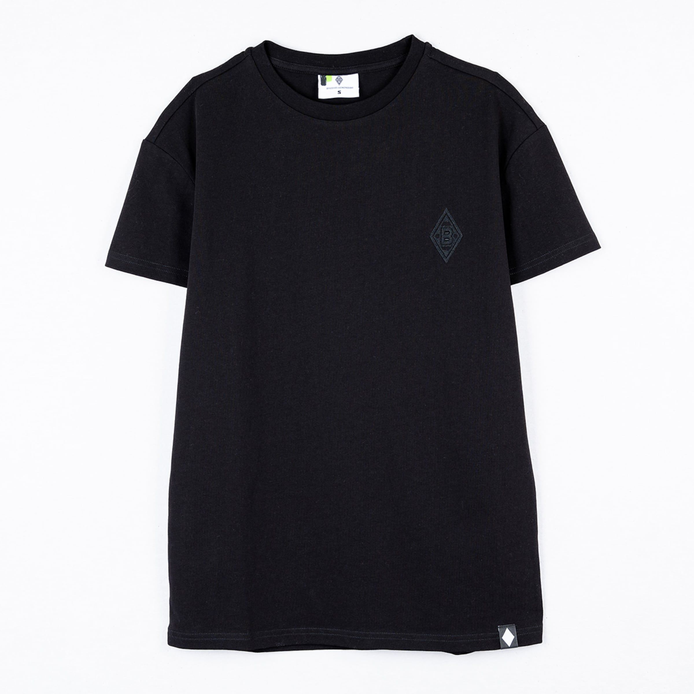 Schwarzes T-Shirt mit Rundhalsausschnitt, dezentem Logo auf der Brust und kleinem Label am Saum auf weißem Hintergrund.
