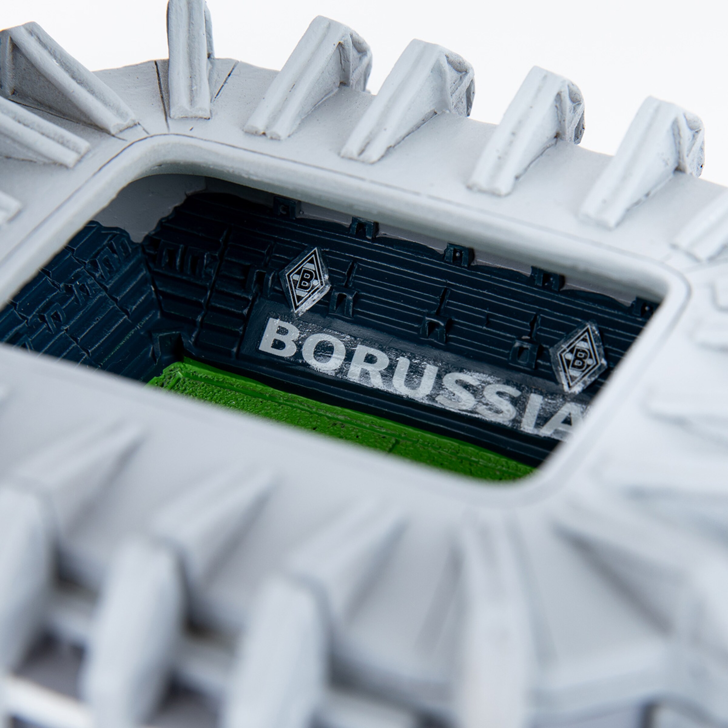 Detailansicht eines Stadionmodells mit der Aufschrift BORUSSIA im Innenraum.