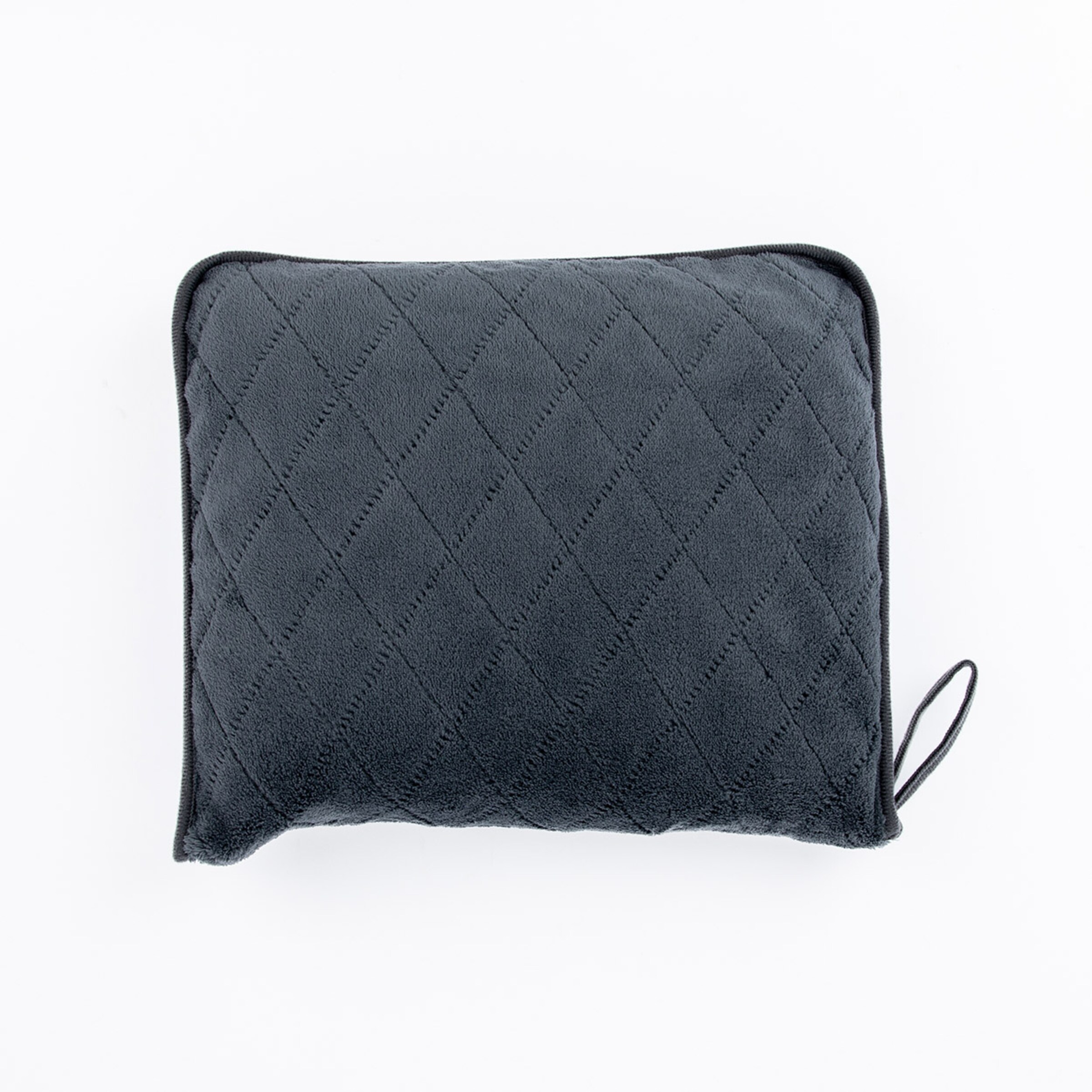 Dunkelgraues gestepptes Kissen mit Reißverschluss.
