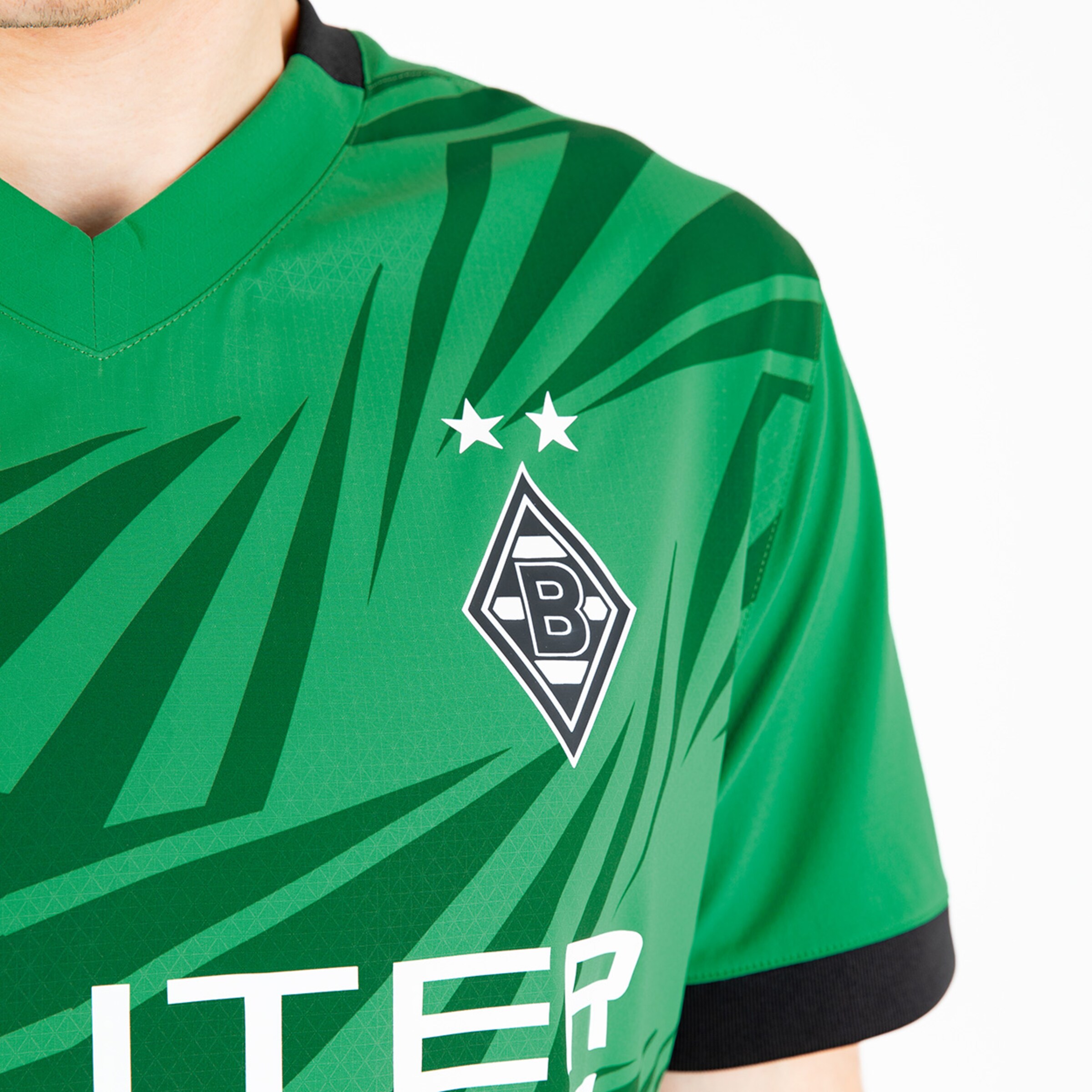 Green Borussia Mönchengladbach jersey featuring two stars and the club logo.