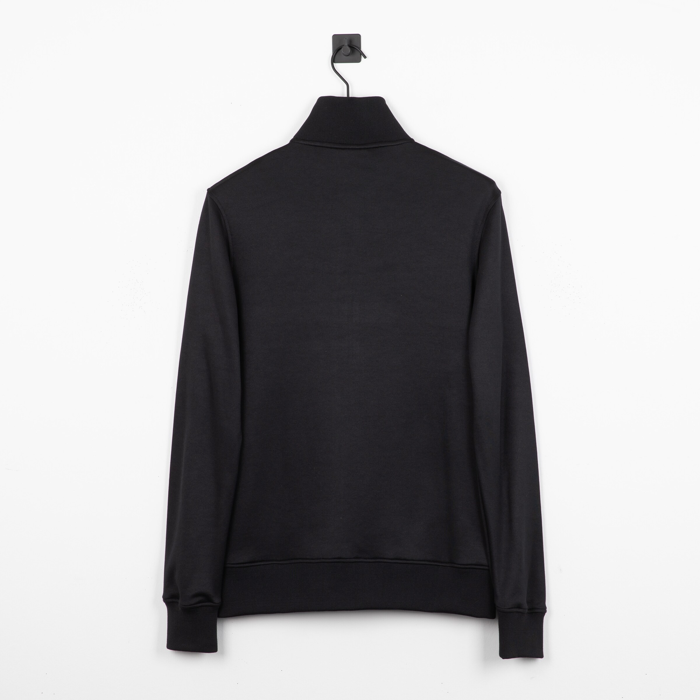 Schwarzer langärmliger Pullover mit Stehkragen auf einem Kleiderbügel.