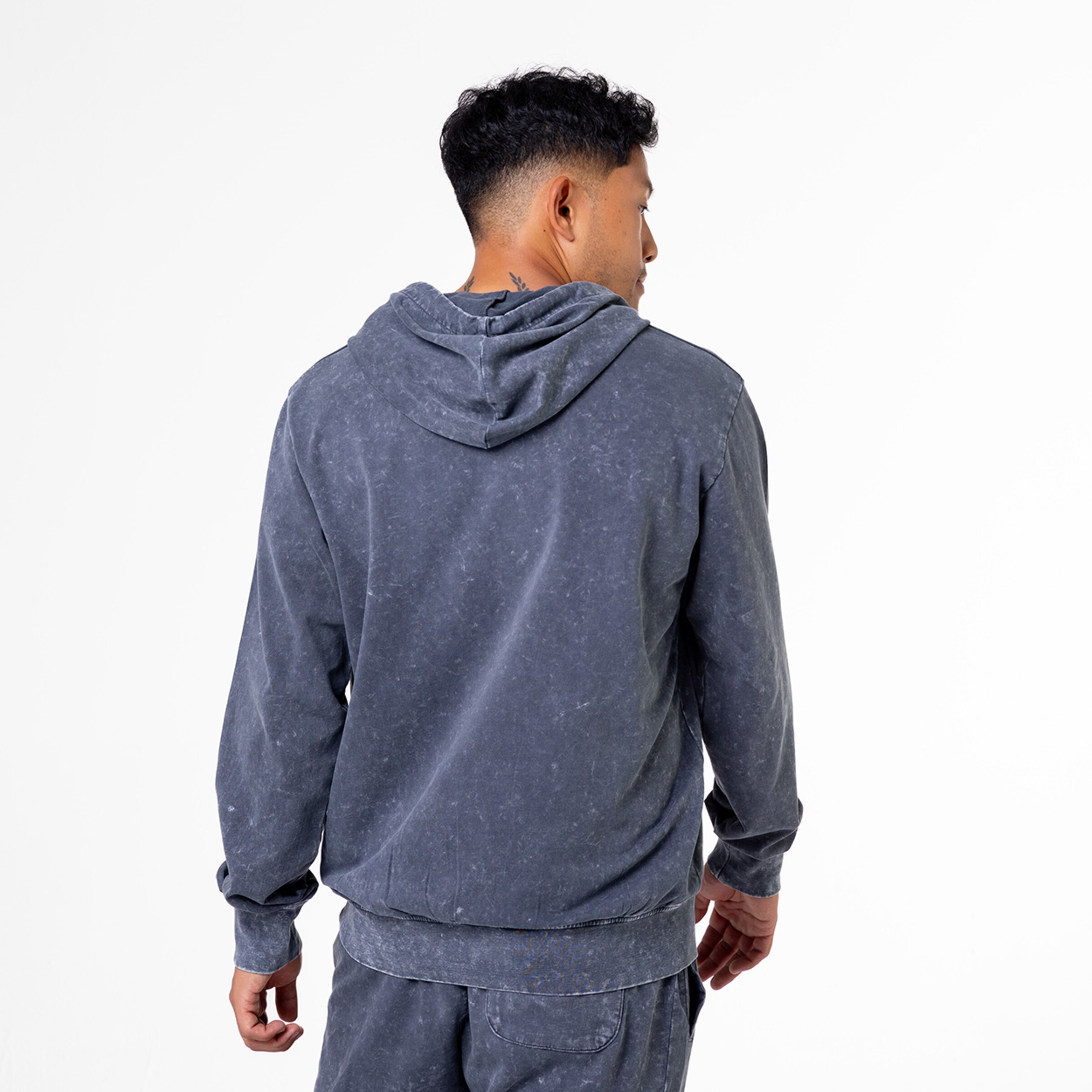Junger Mann in grauem Hoodie von hinten ohne erkennbare Markenzeichen.