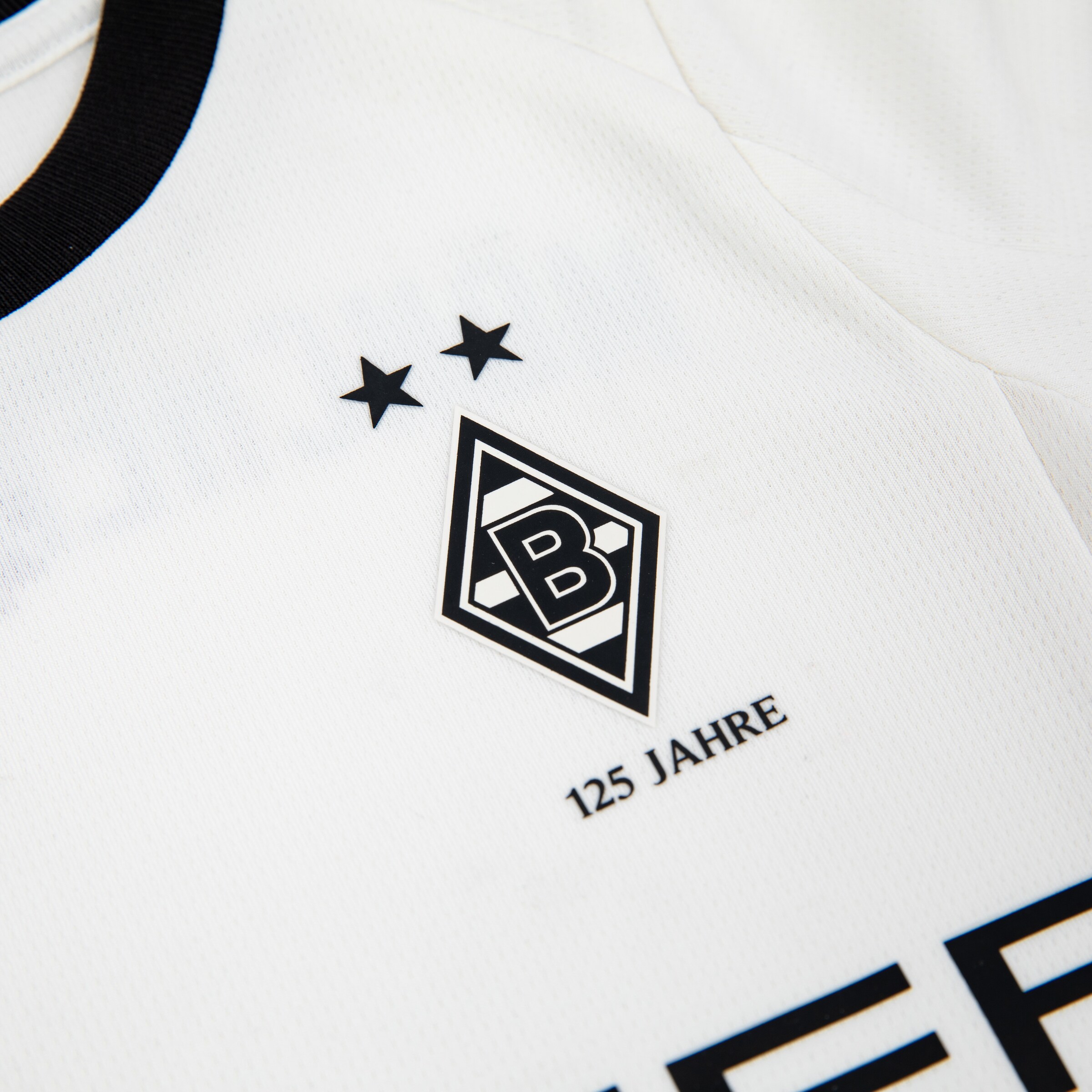 Vereinswappen von Borussia Mönchengladbach mit zwei Sternen und der Aufschrift 125 Jahre.