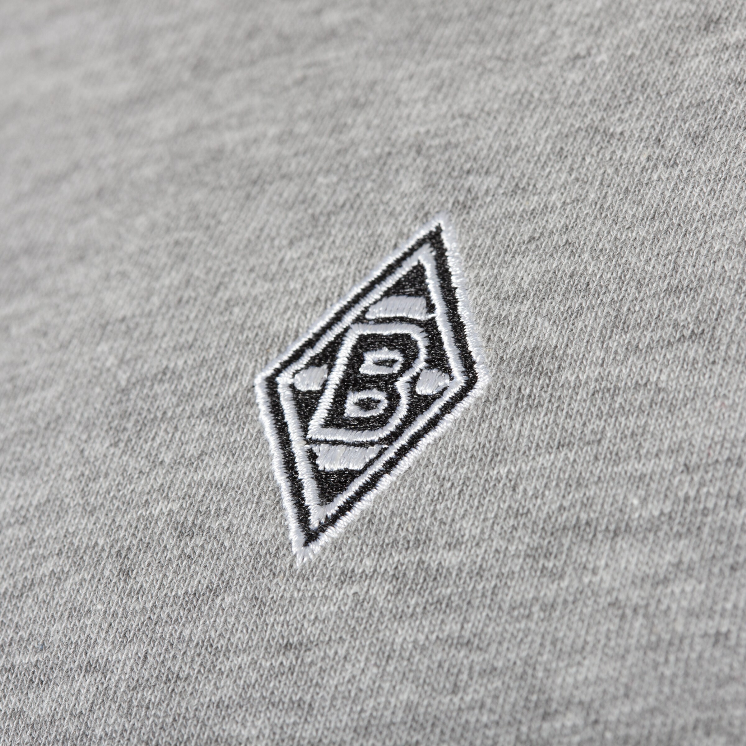 Grauer Pullover mit aufgesticktem Borussia Mönchengladbach-Logo in Form eines Raums.