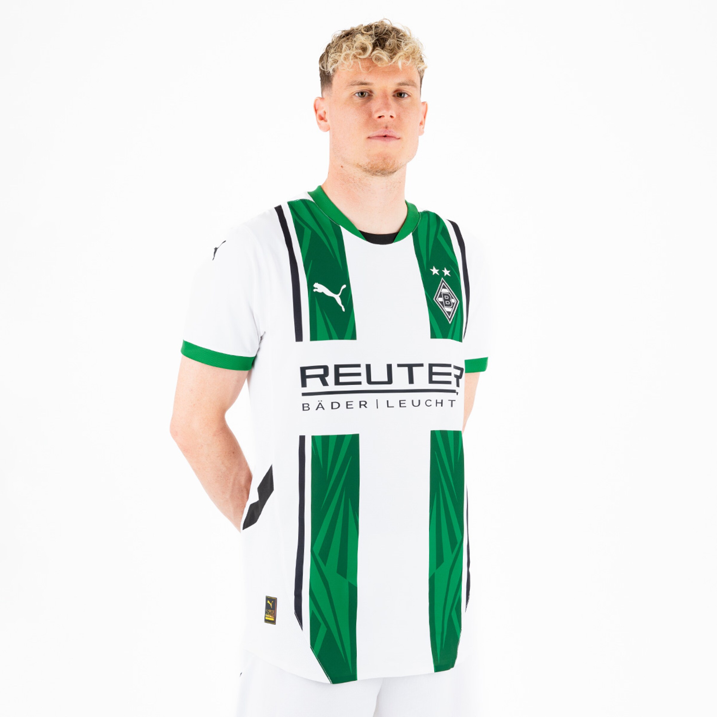 Ein Spieler trägt das Heimtrikot von Borussia Mönchengladbach mit grünen und weißen Streifen.