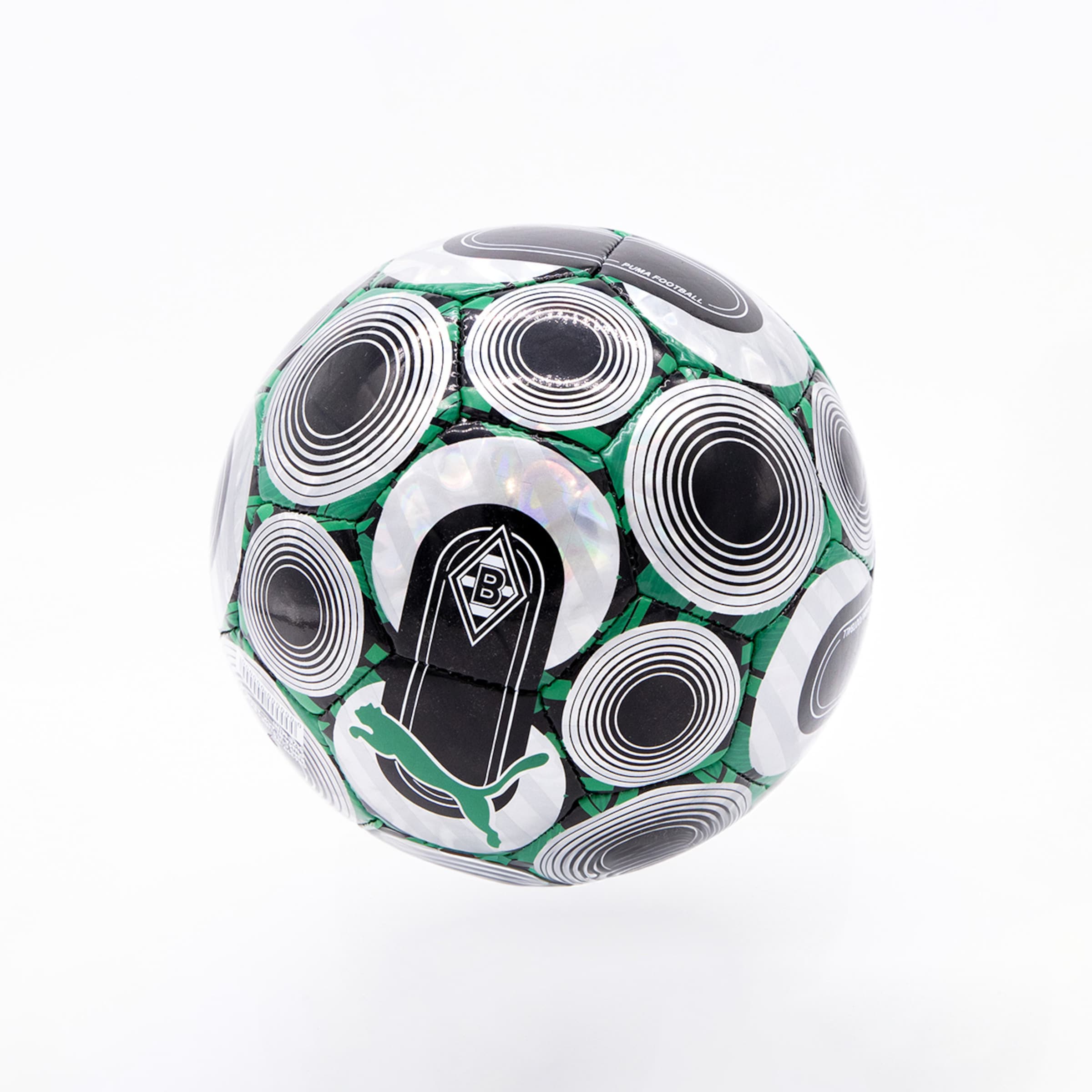 Ein Fußball mit einem einzigartigen Design schwarzer und grüner Farbgestaltung mit dem Logo von Borussia Mönchengladbach.