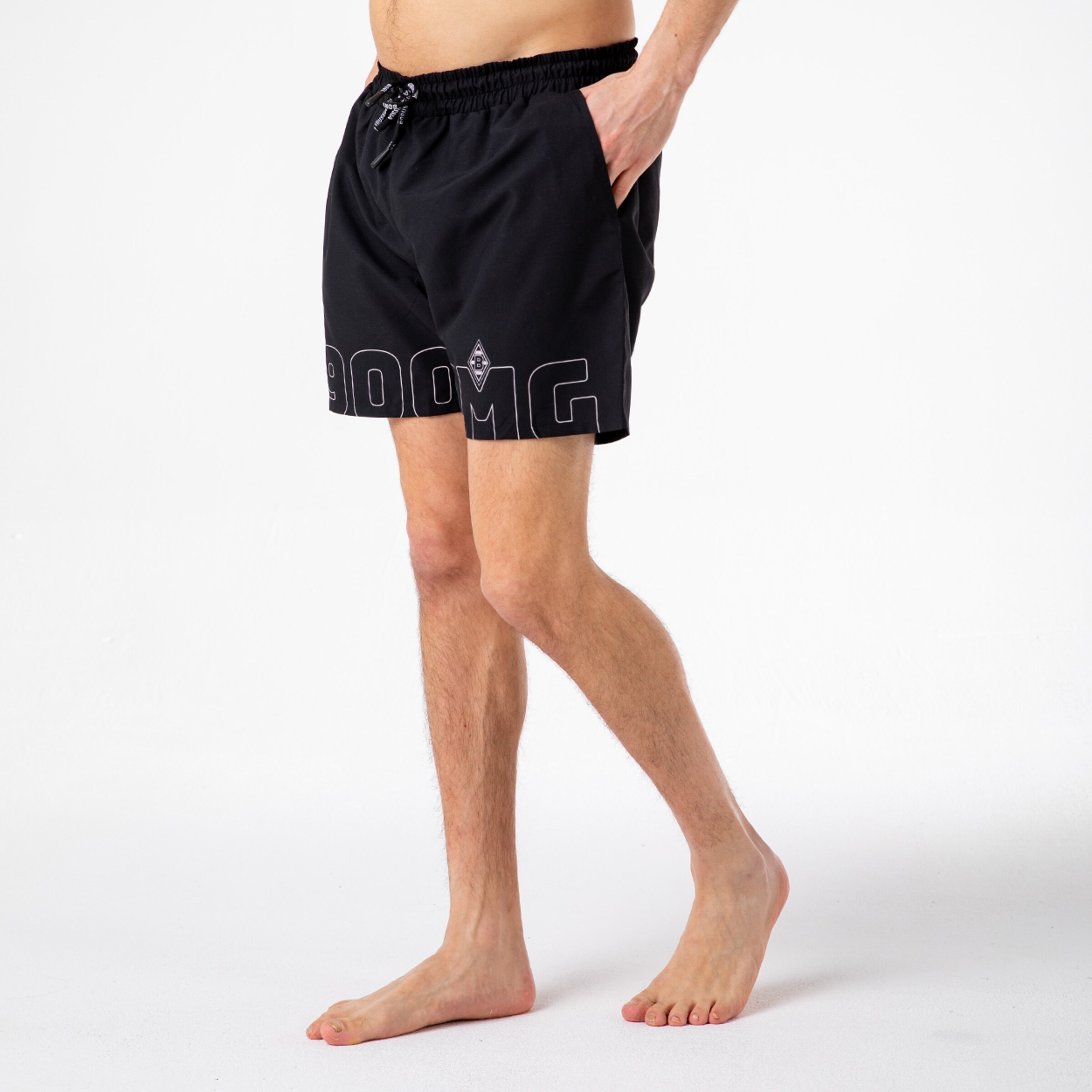 Schwarze Sportshorts mit Taschen und Kordelzug.