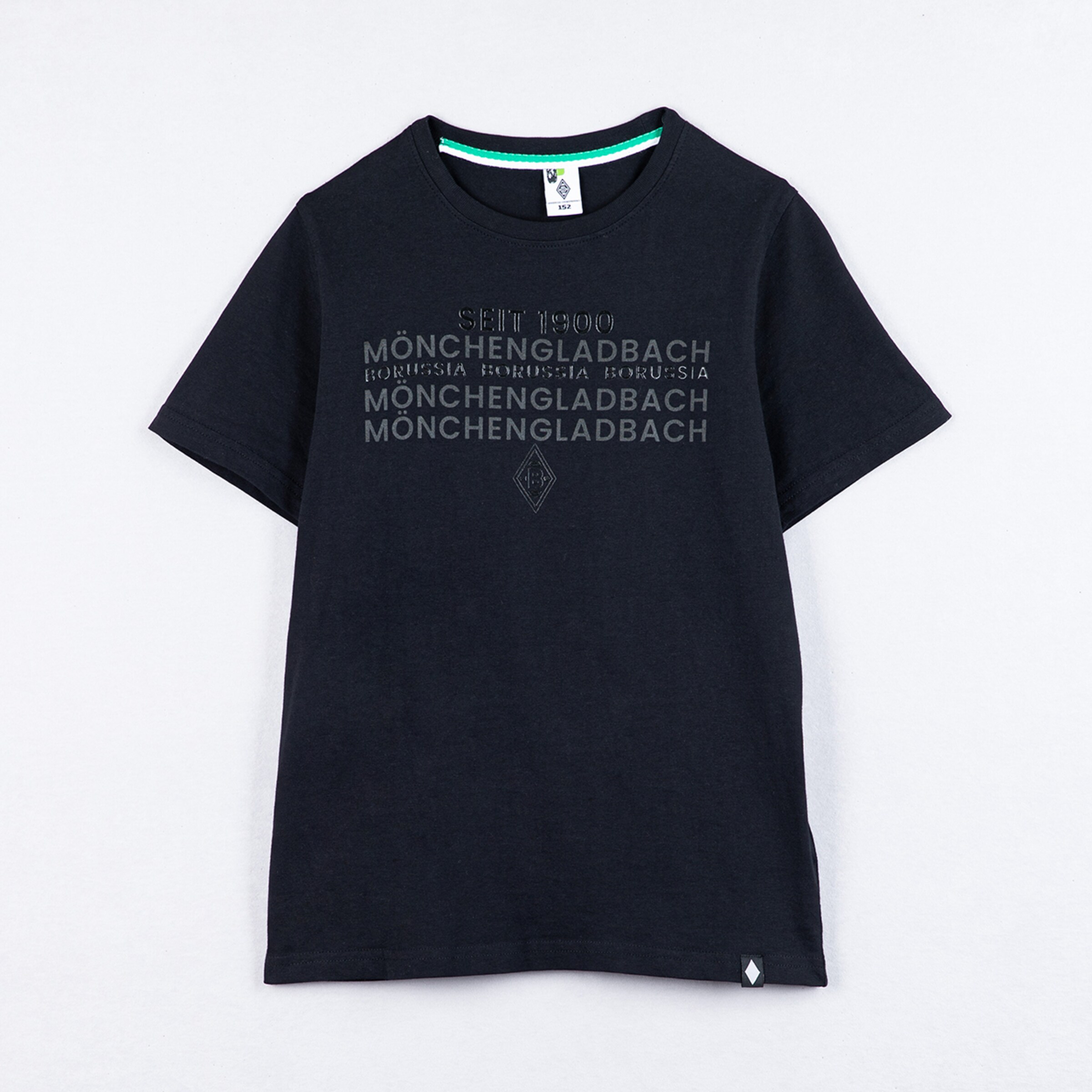 Schwarzes Borussia Mönchengladbach T-Shirt mit Ton-in-Ton-Schriftzug „SEIT 1900“, „MÖNCHENGLADBACH“ und Rauten-Logo auf der Brust.