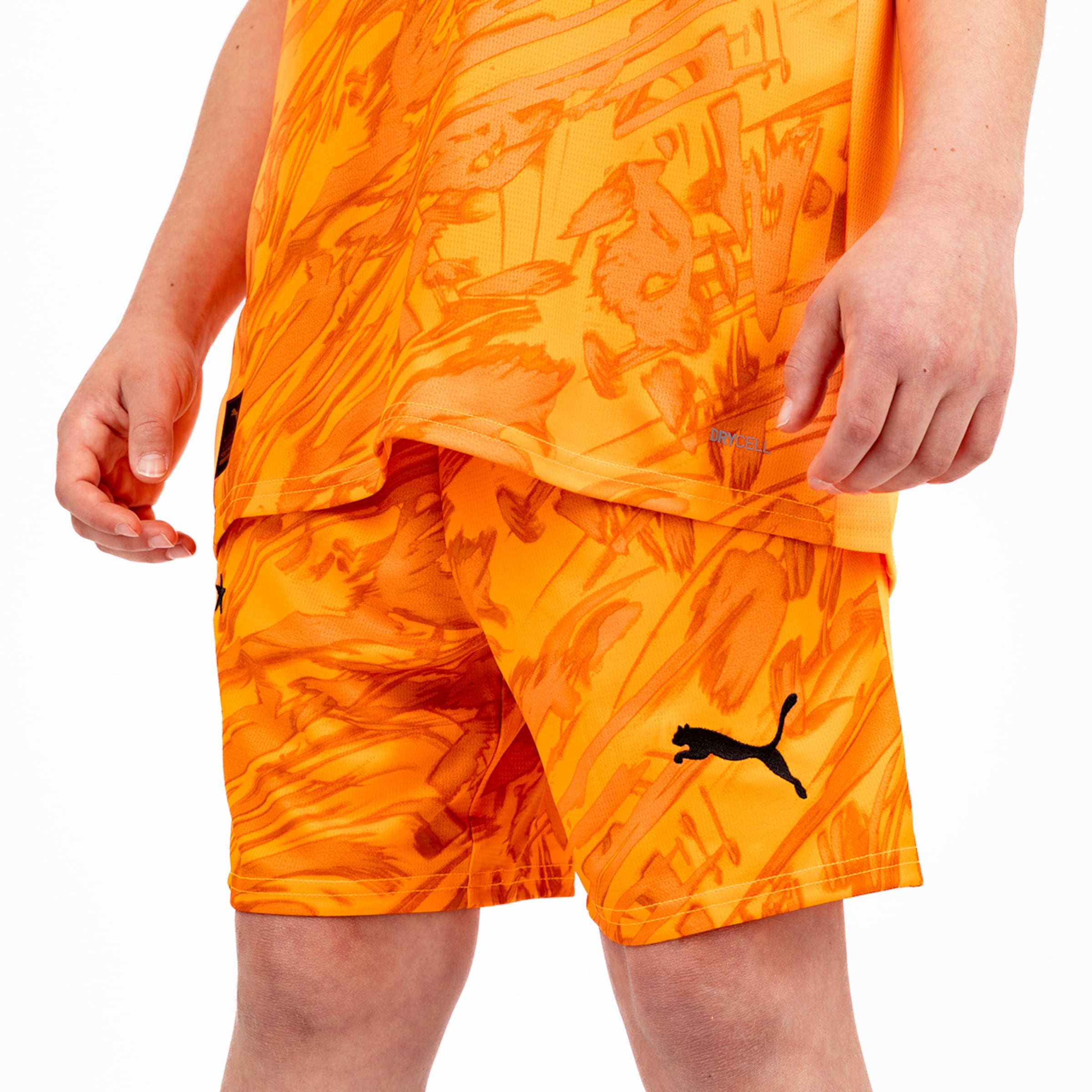 Sportoutfit in leuchtendem Orange mit schwarzem Puma-Logo bestehend aus T-Shirt und Shorts.
