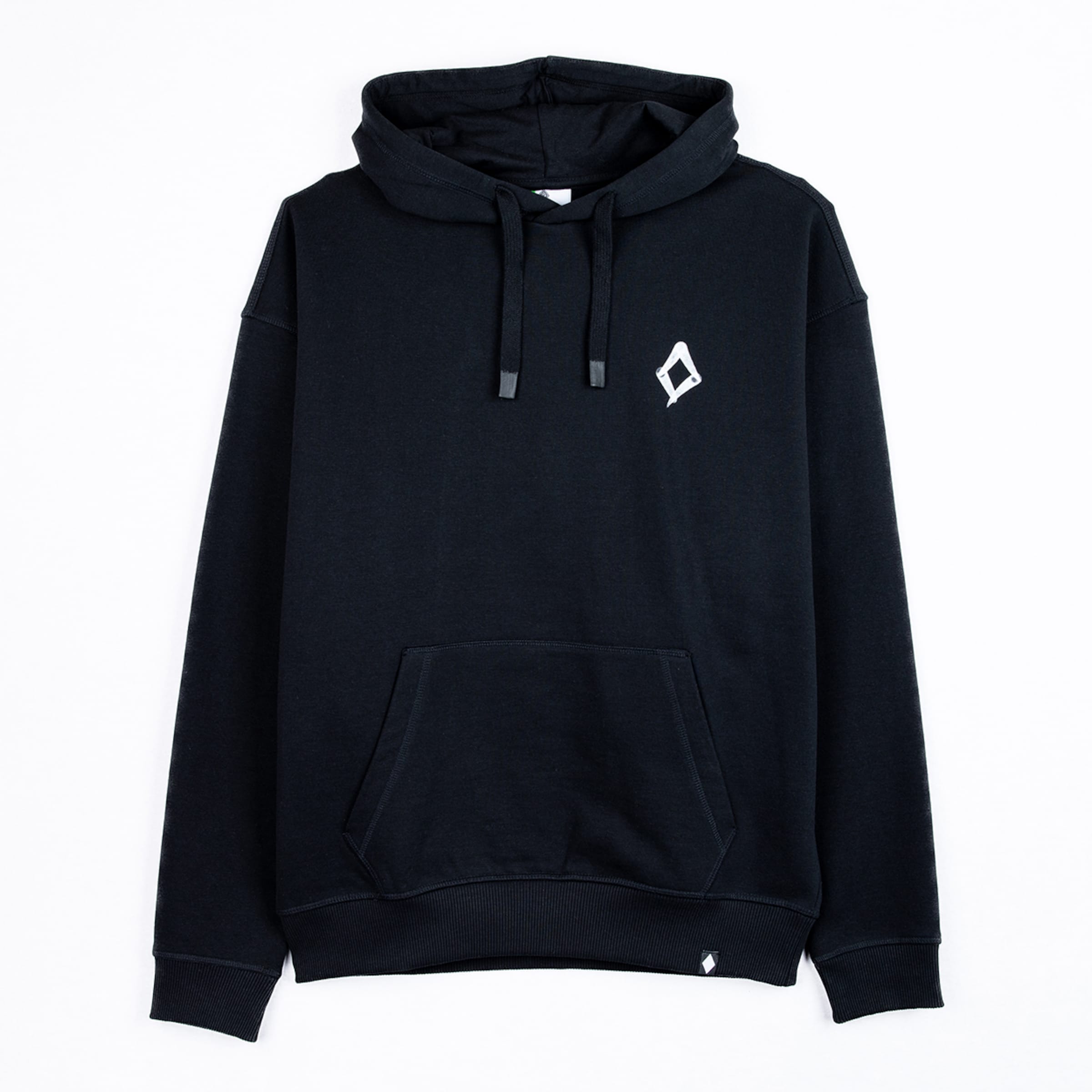 Schwarzer Kapuzenpullover mit weißem Rauten-Logo auf der Brust, Kängurutasche und Kordelzug vor weißem Hintergrund.
