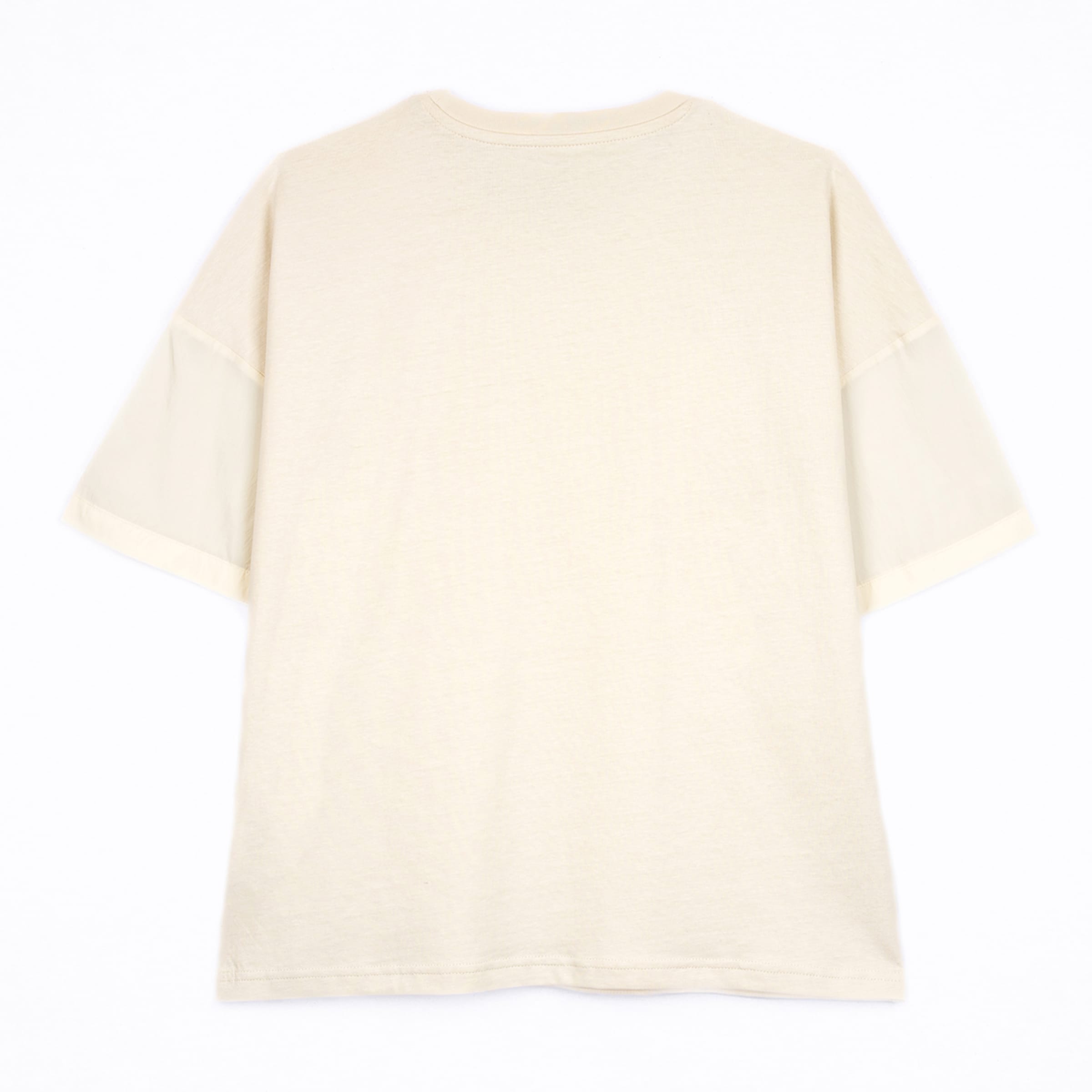 Rückansicht eines cremefarbenen Oversize-T-Shirts mit unterteilten kurzen Ärmeln und Rundhalsausschnitt vor weißem Hintergrund.