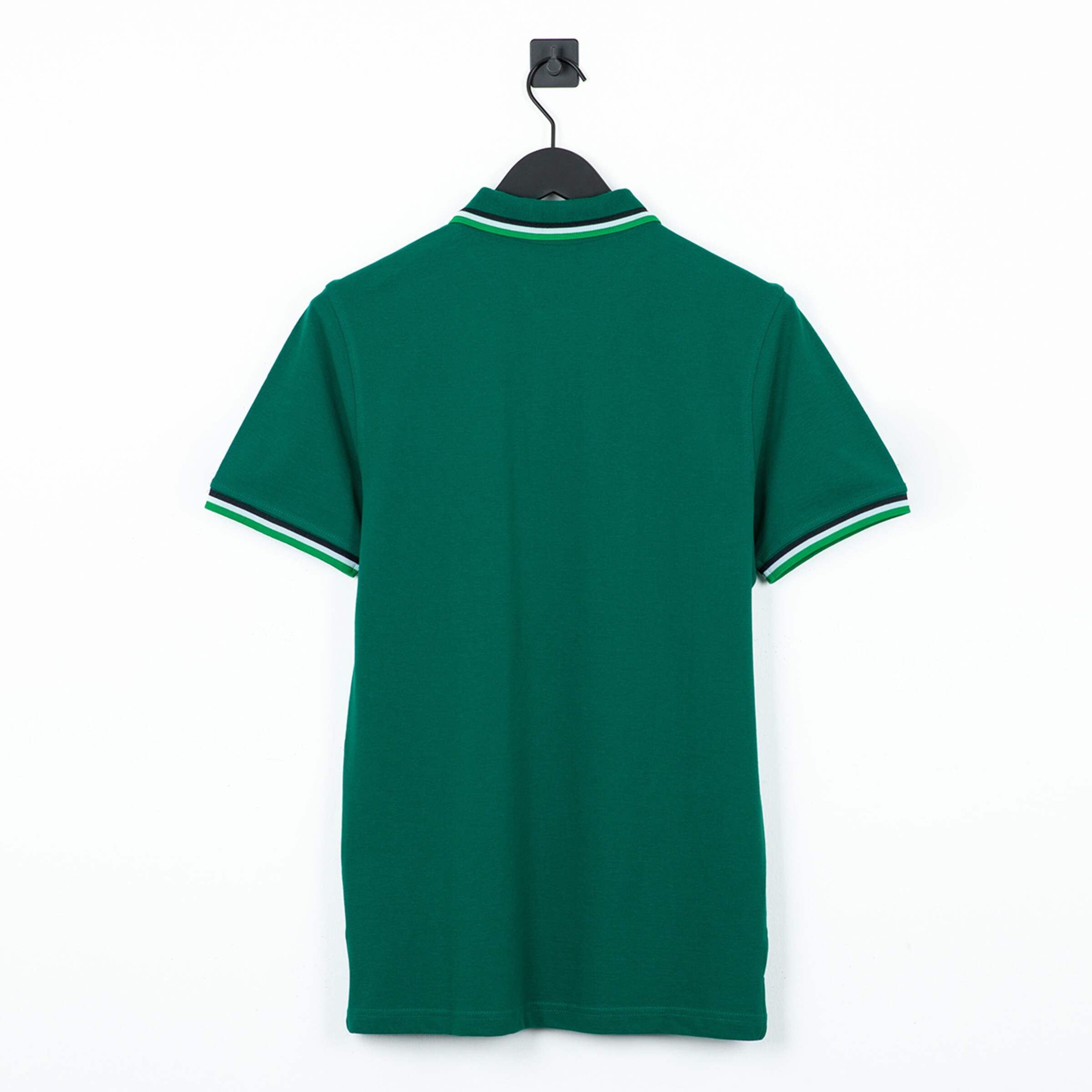 Grünes Poloshirt mit kurzen Ärmeln Rückansicht.