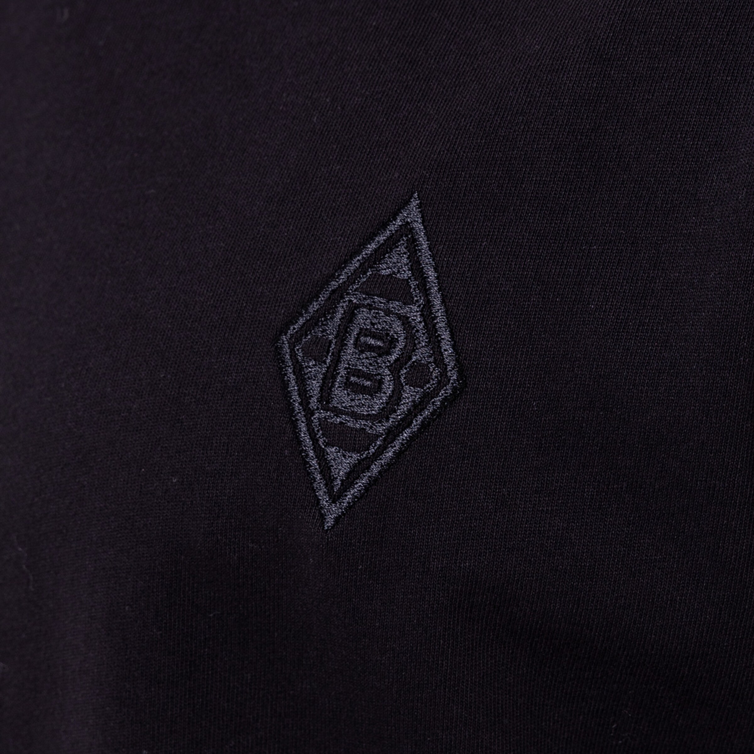 Schwarzes T-Shirt mit gesticktem Borussia Mönchengladbach Logo.