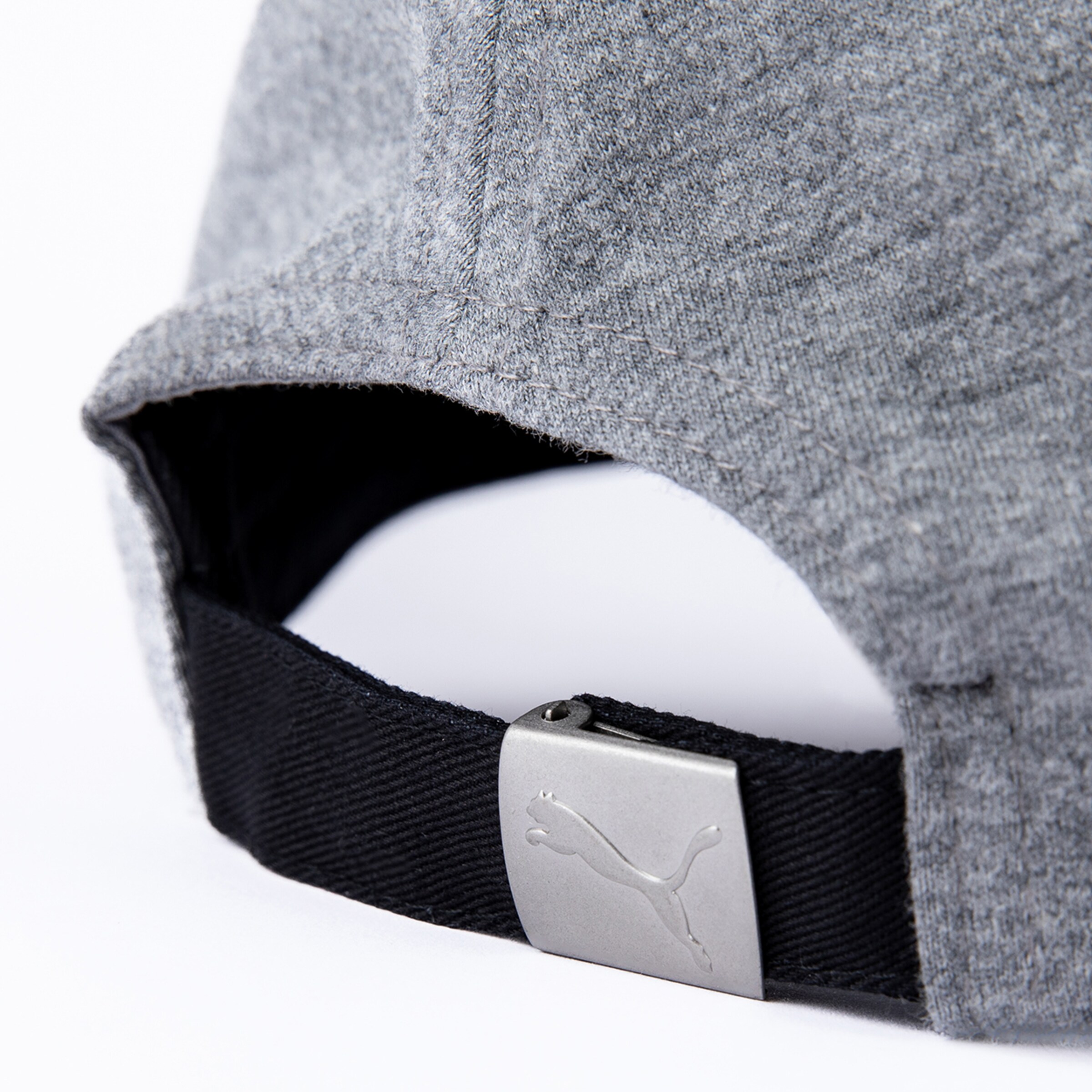 Rückansicht einer grauen Puma Baseballkappe mit schwarzem verstellbarem Riemen und einer silbernen Metallschnalle mit geprägtem Puma-Logo.