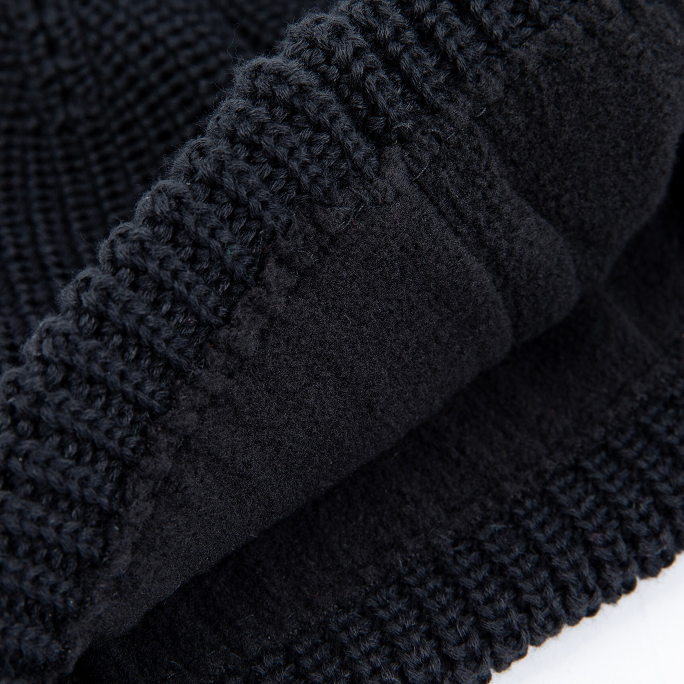 Näheraufnahme des Innenfutters einer schwarzen Mütze.