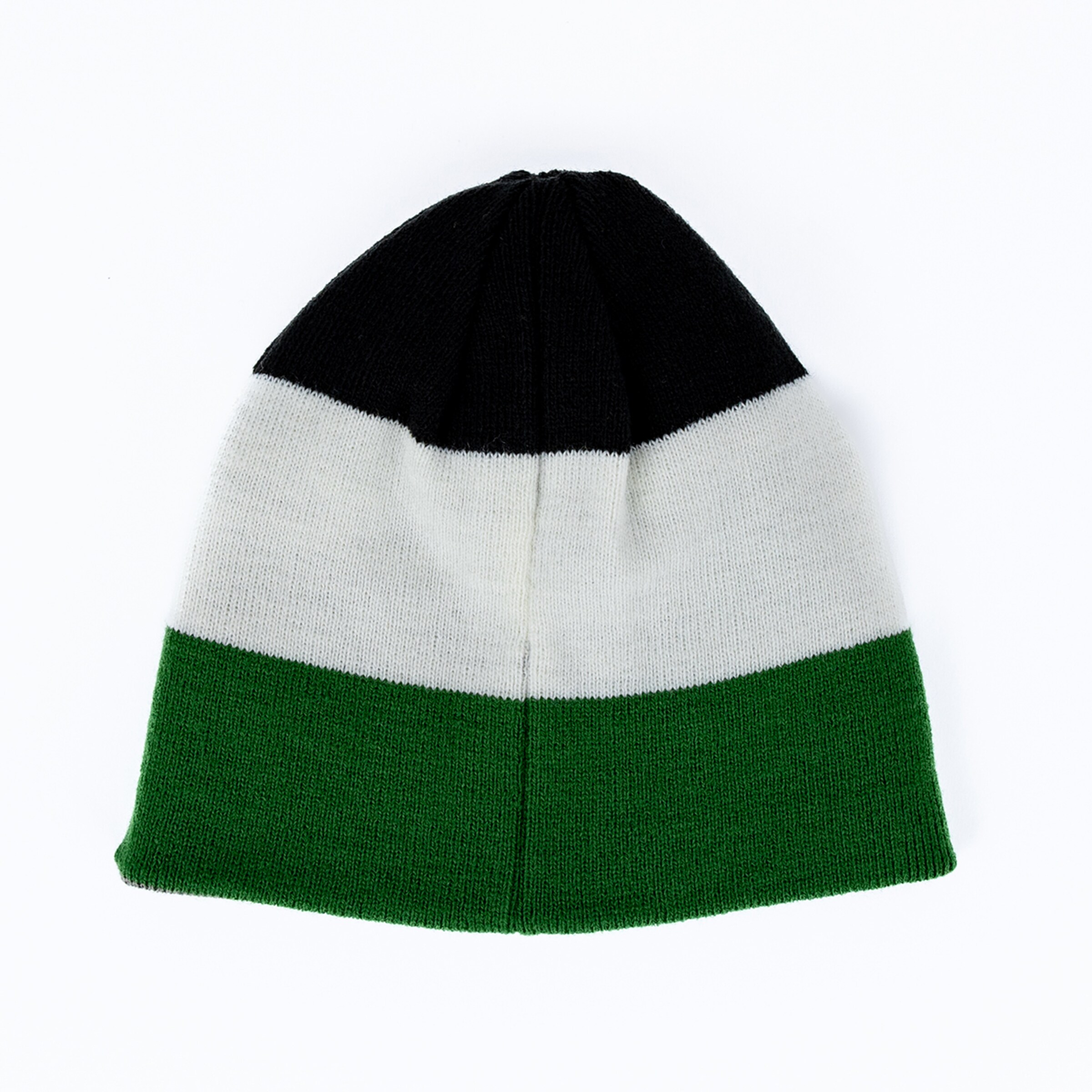 Gestreifte Strickmütze mit horizontalen Farbblöcken in Schwarz, Weiß und Grün vor weißem Hintergrund.