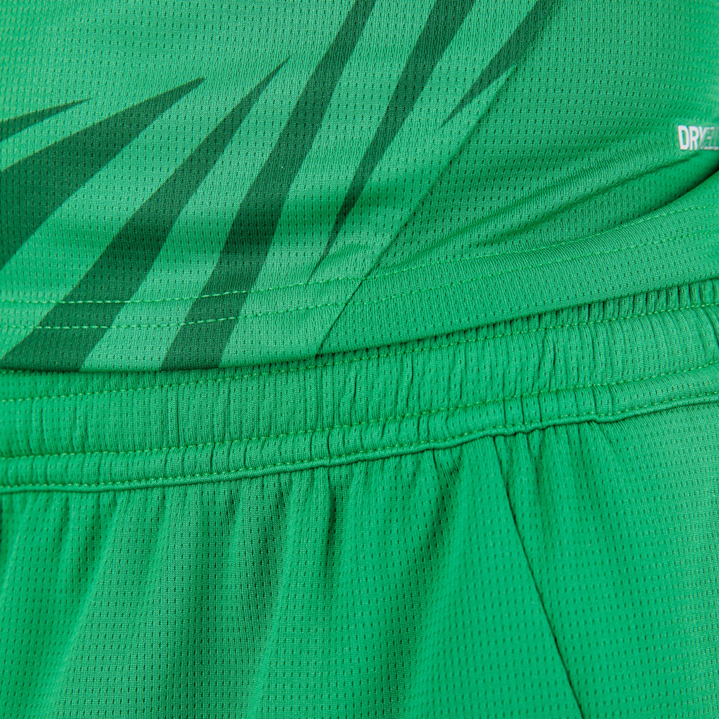 Grünes Sporttrikot mit strukturiertem Stoff und diagonalen Streifenmuster.