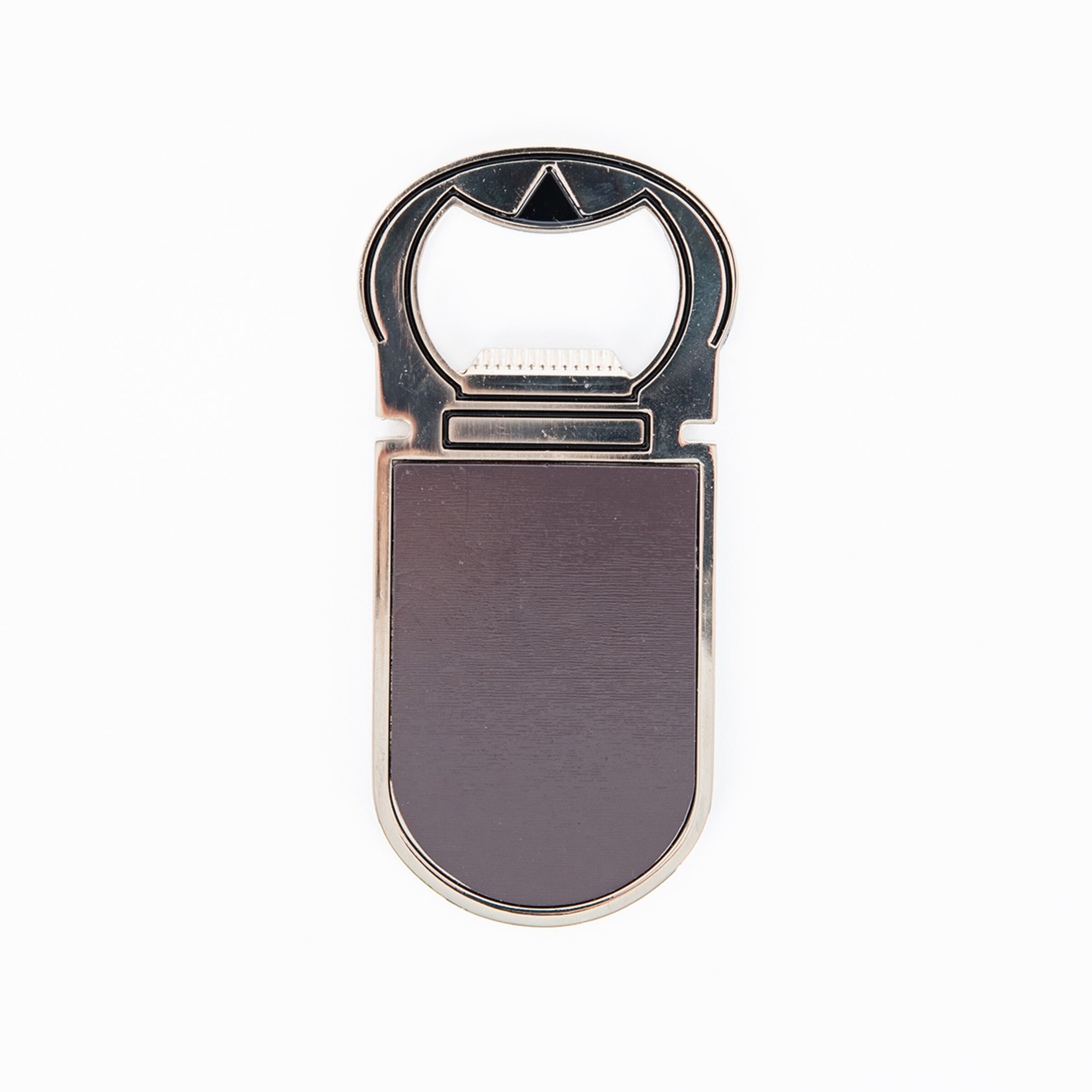 Silberner Flaschenöffner mit einer rechteckigen, dunkelbraunen Einlage auf weißem Hintergrund.