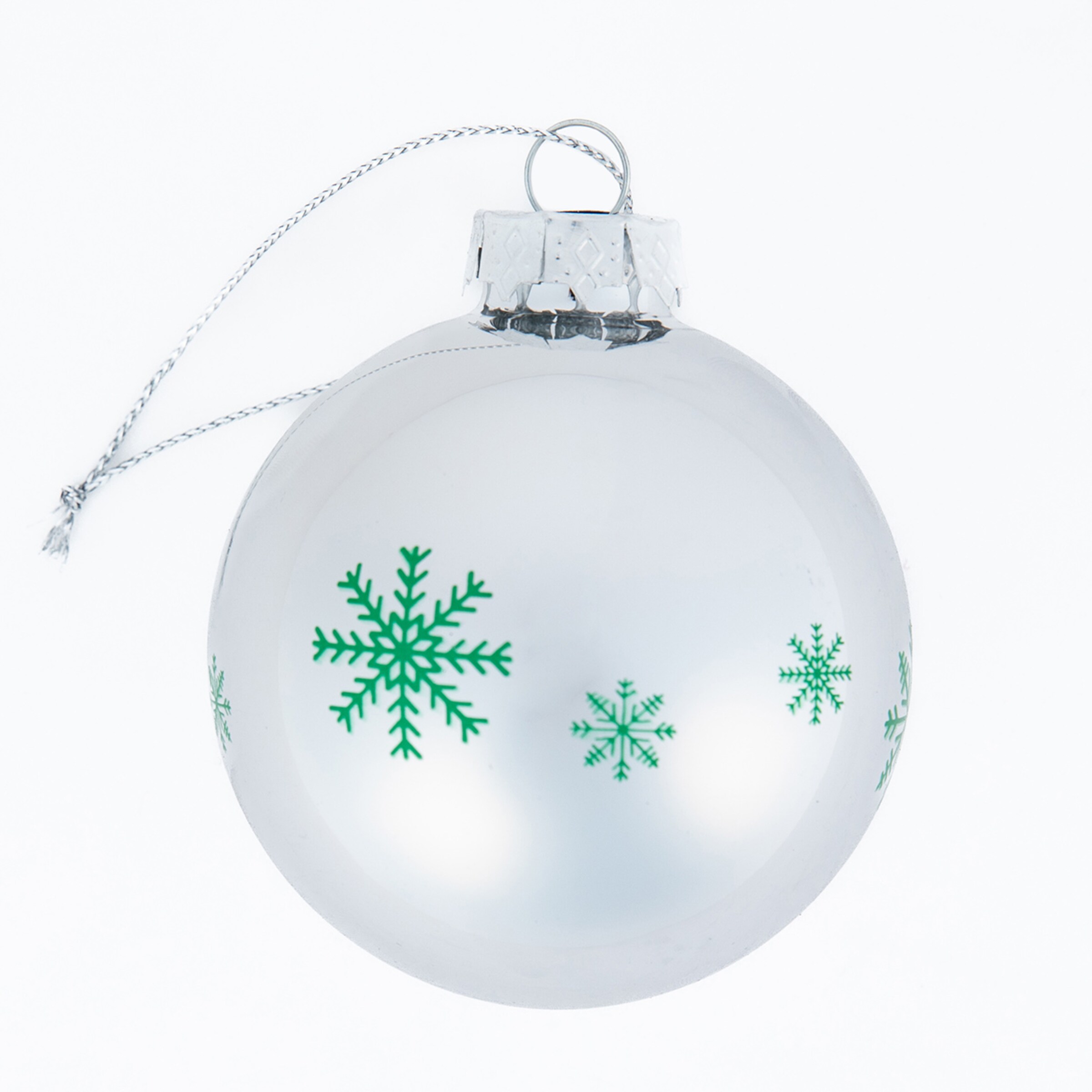 Silberne Weihnachtskugel mit grünen Schneeflockenmotiven.