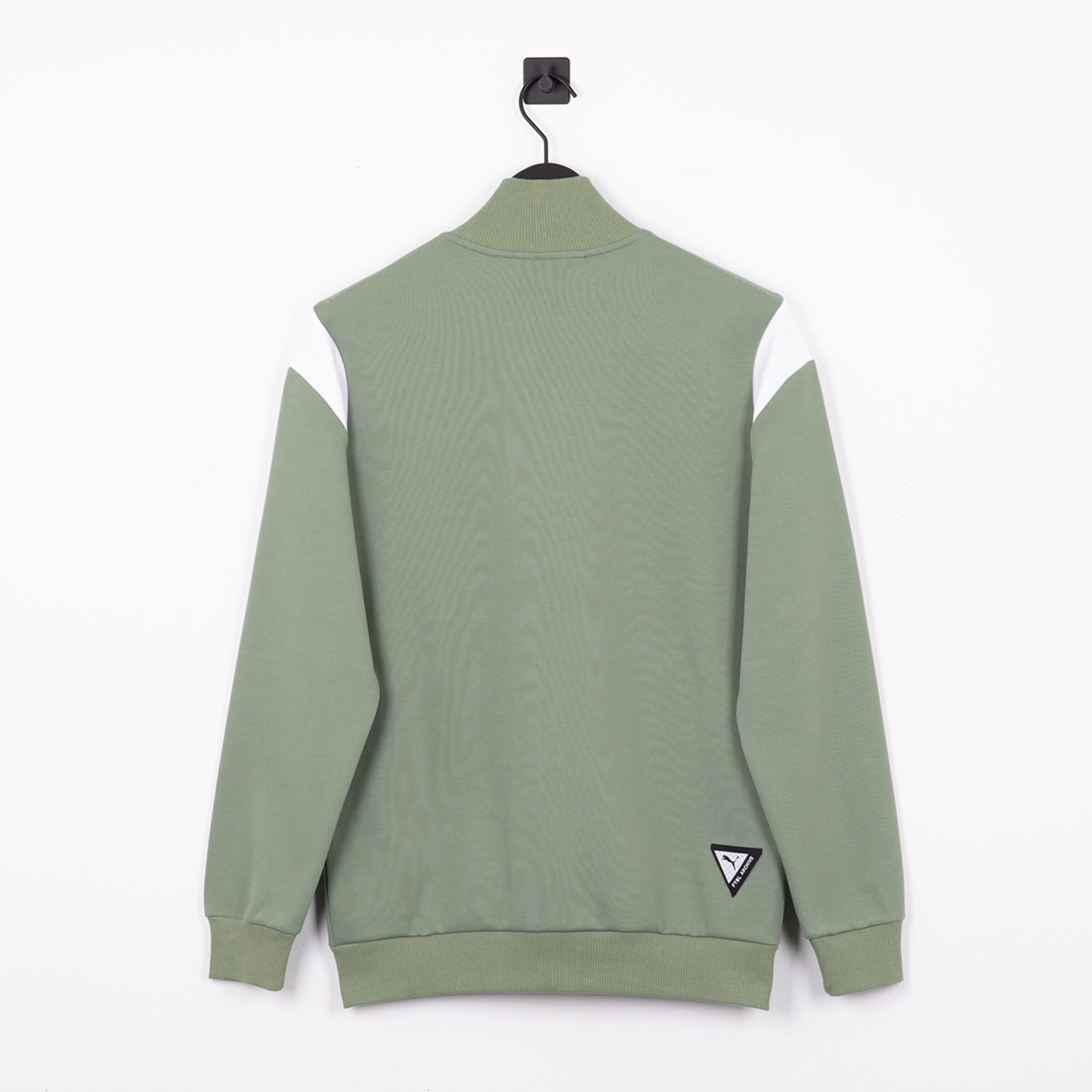 Hinteransicht eines grünen Sweatshirts mit weißen Ärmeln und einem kleinen Logo auf der unteren rechten Seite.