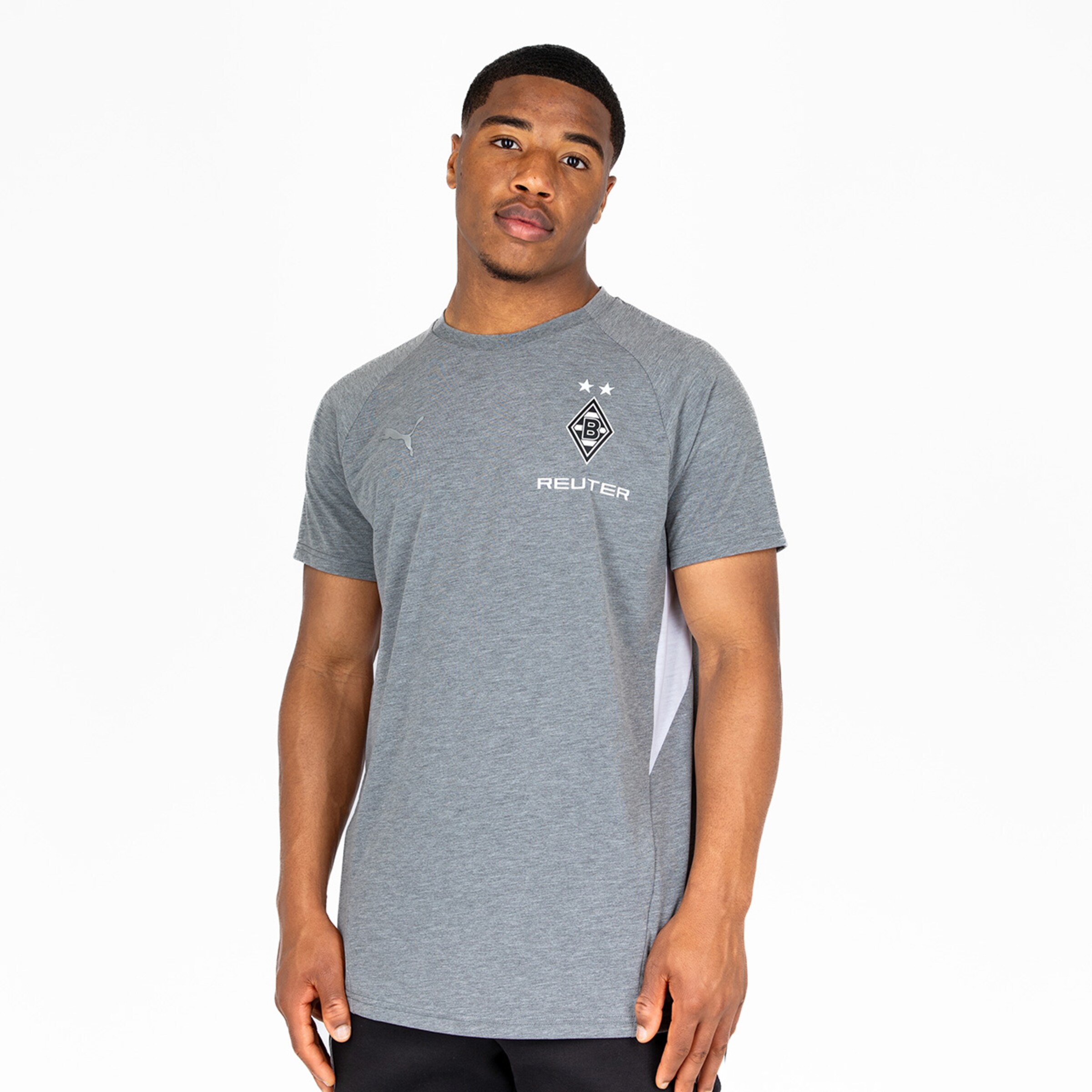 Mann trägt ein graues Fußballshirt mit dem Logo von Borussia Mönchengladbach.