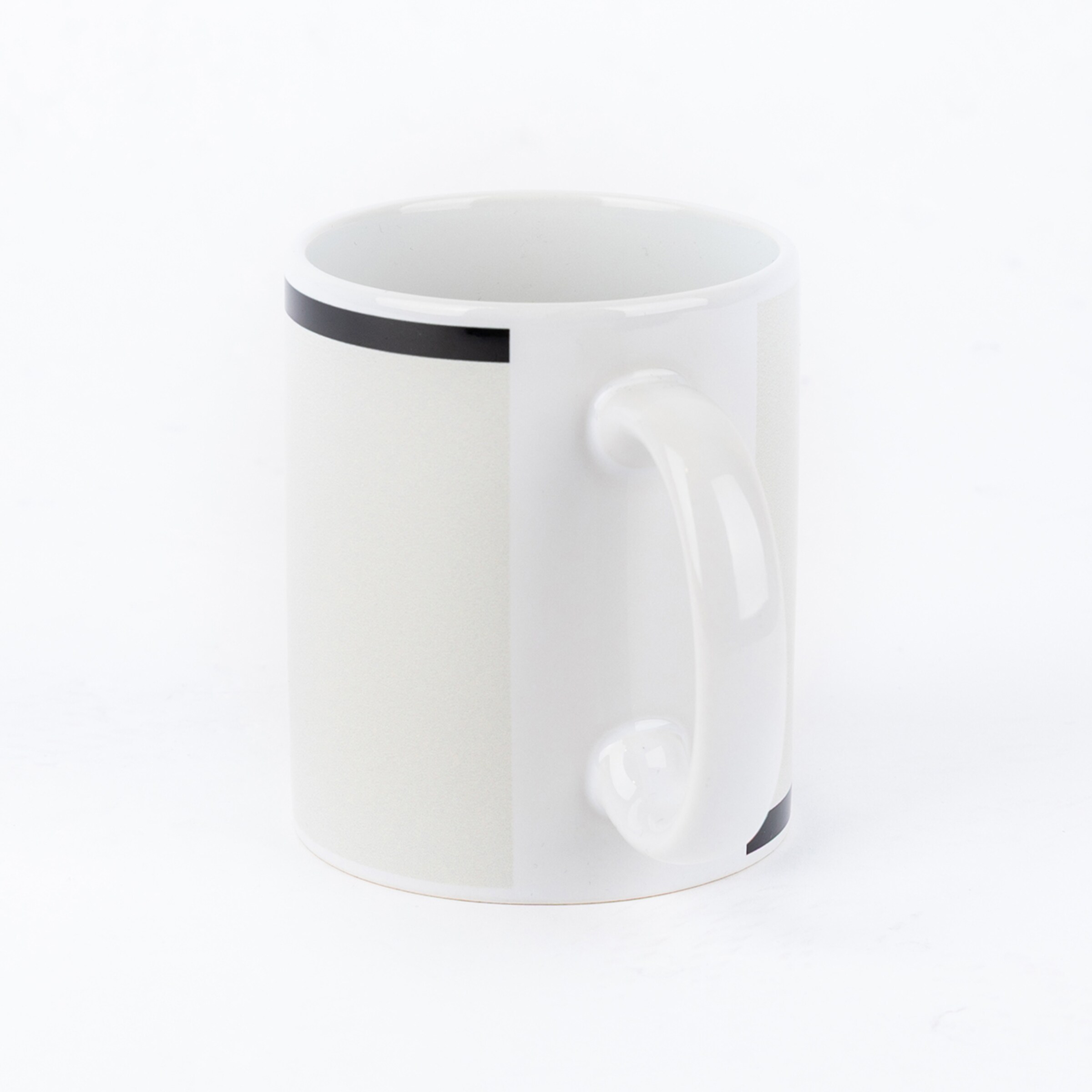 Weißer Kaffeebecher mit schwarzem Design.