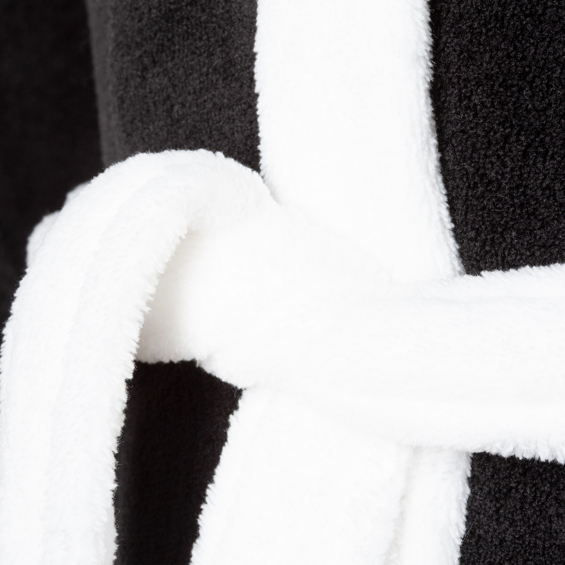 Ein schwarzes Kleidungsstück mit einem weißen flauschigen Gürtel der sicher gebunden ist.