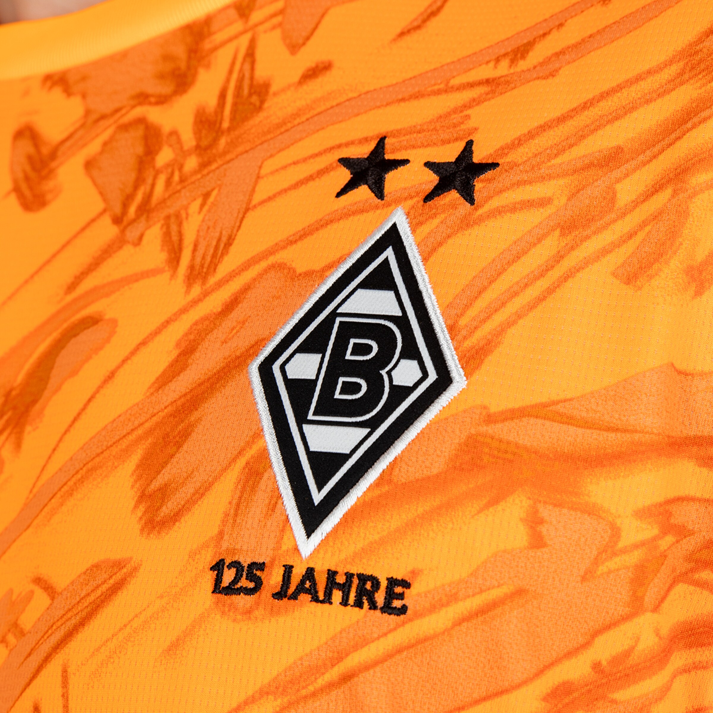 Das Logo von Borussia Mönchengladbach auf einem Trikot mit den Worten 125 Jahre.