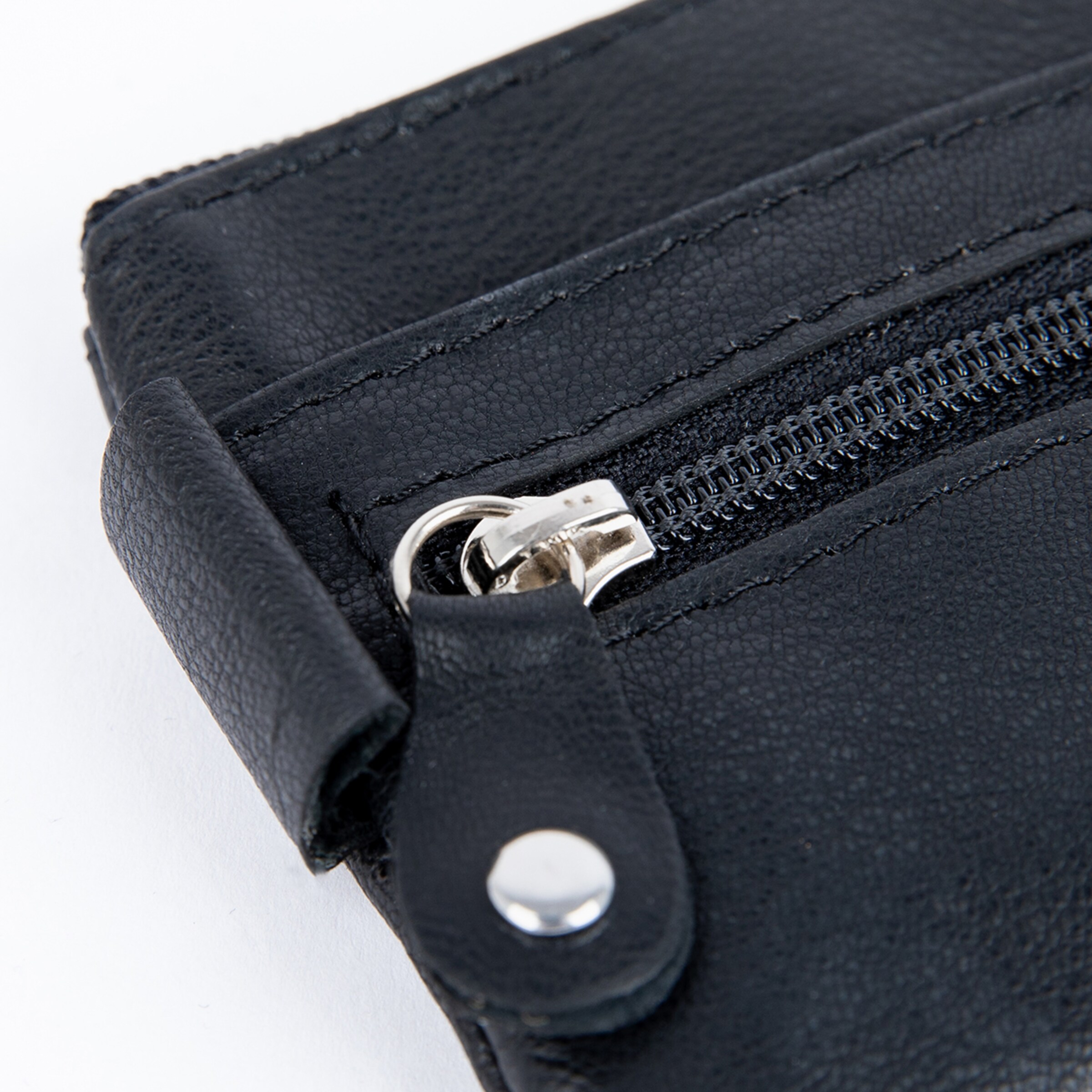 Schwarze Geldbörse mit Reißverschluss und Druckknopfverschluss.