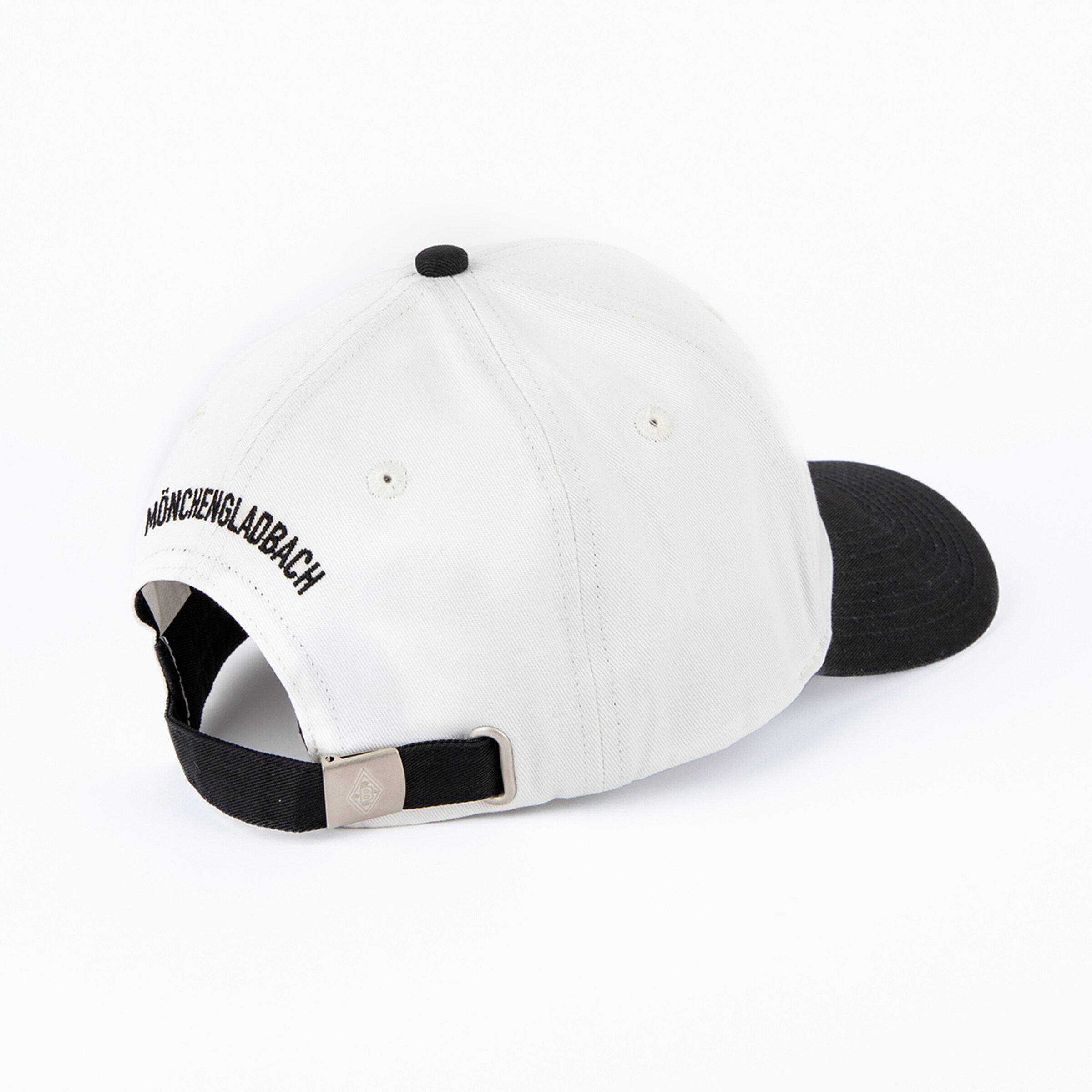 Weiße Baseballkappe mit schwarzem Schirm und dem Aufdruck MÖNCHENGLADBACH auf der Rückseite.
