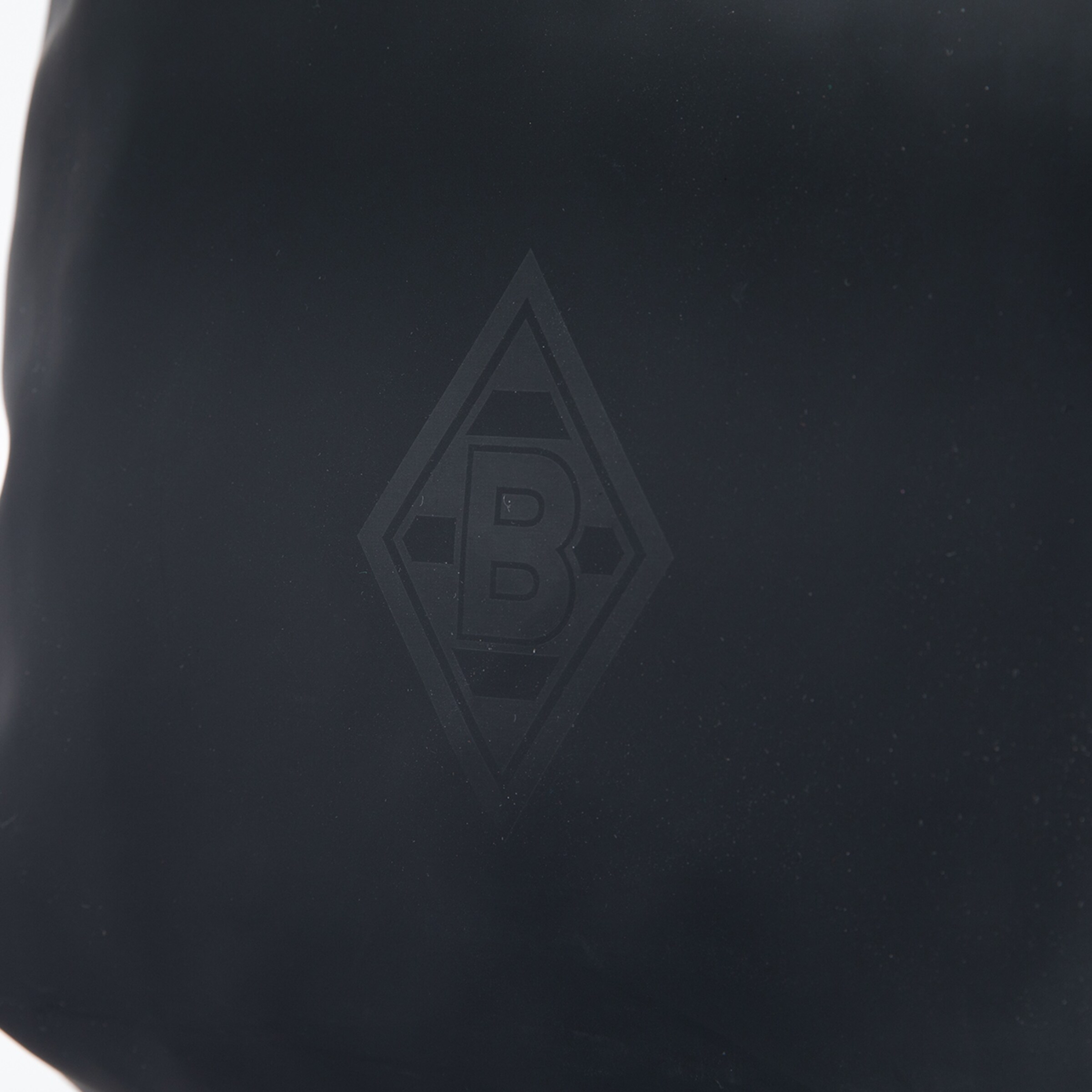 Schwarze Tragetasche mit eingeprägtem Logo des Fußballclubs Borussia Mönchengladbach.